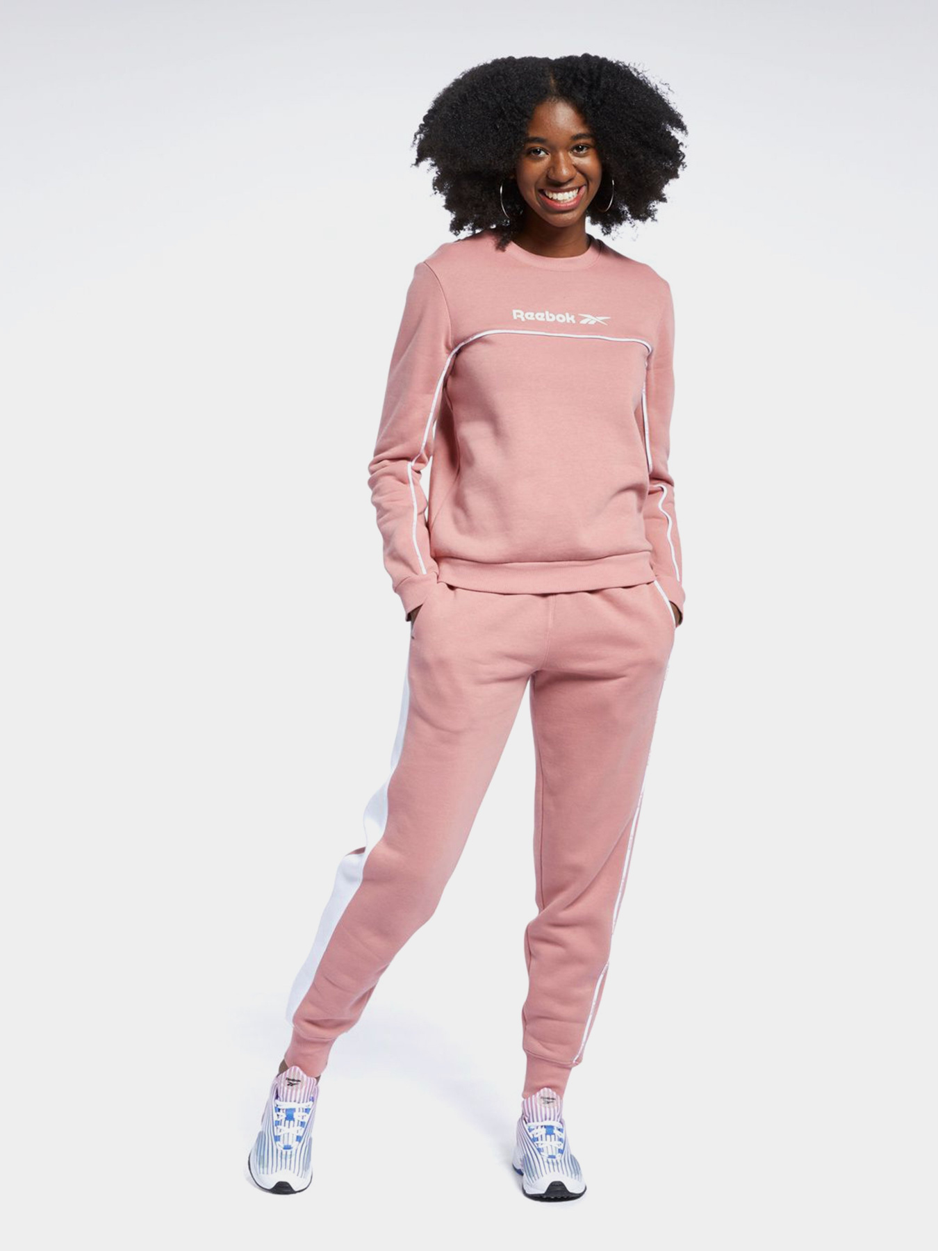 Свитшот Reebok CLASSICS FOUNDATION LINEAR CREW модель GJ4916 Фото