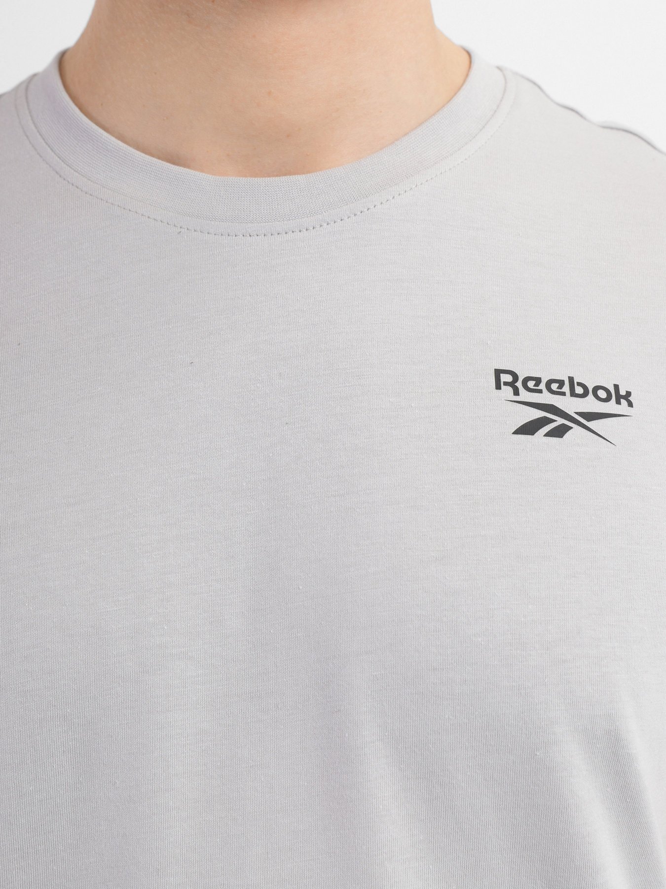 Футболки и поло Reebok Ri Left Chest Logo Tee модель HG4442 Фото