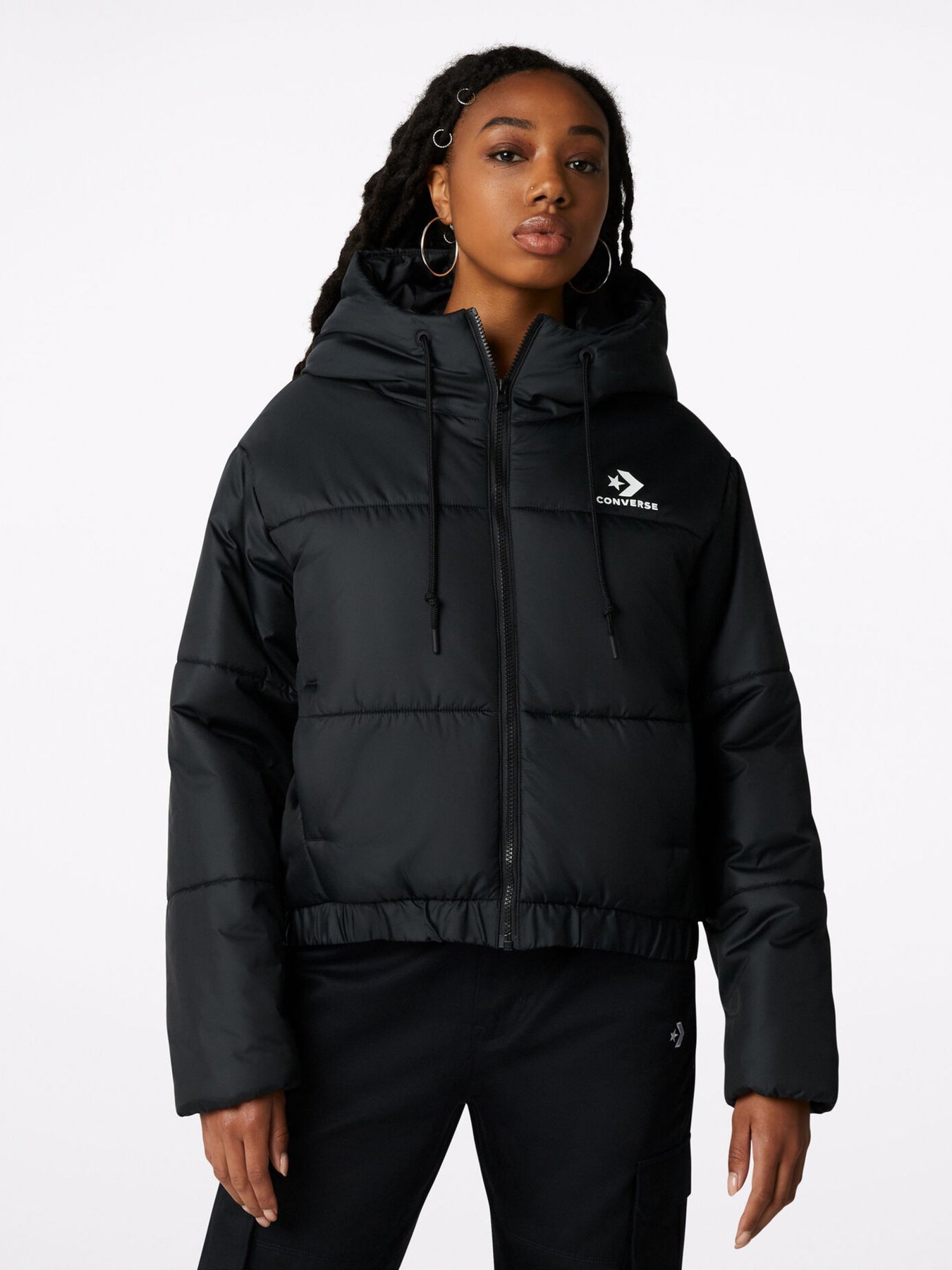 Зимняя куртка CONVERSE Short Hooded Puffer модель 10023736-001 Зимняя куртка CONVERSE Short Hooded Puffer модель 10023736-001 Фото