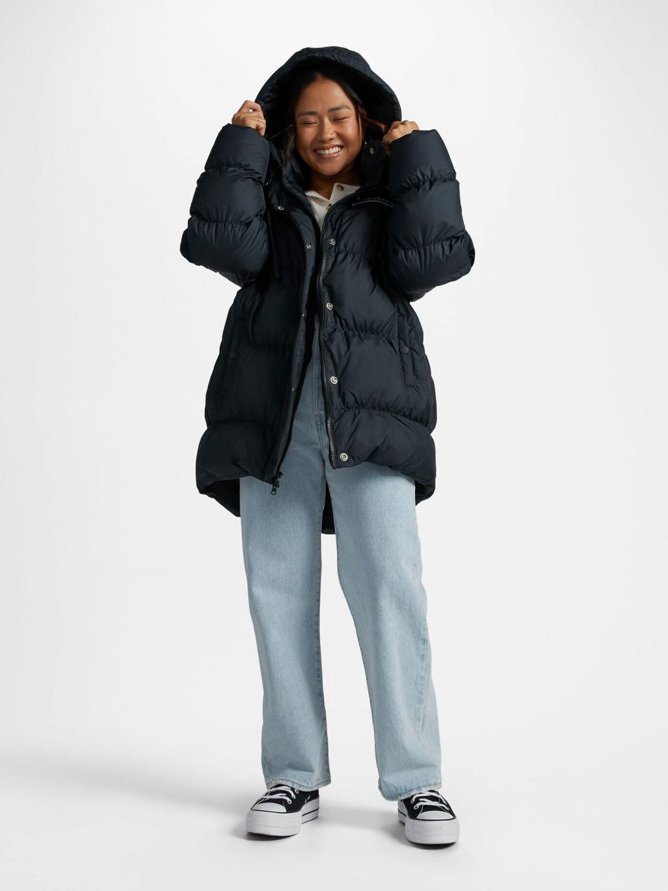 Зимняя куртка CONVERSE Oversized Super Puffer модель 10025202-001 Зимняя куртка CONVERSE Oversized Super Puffer модель 10025202-001 Фото