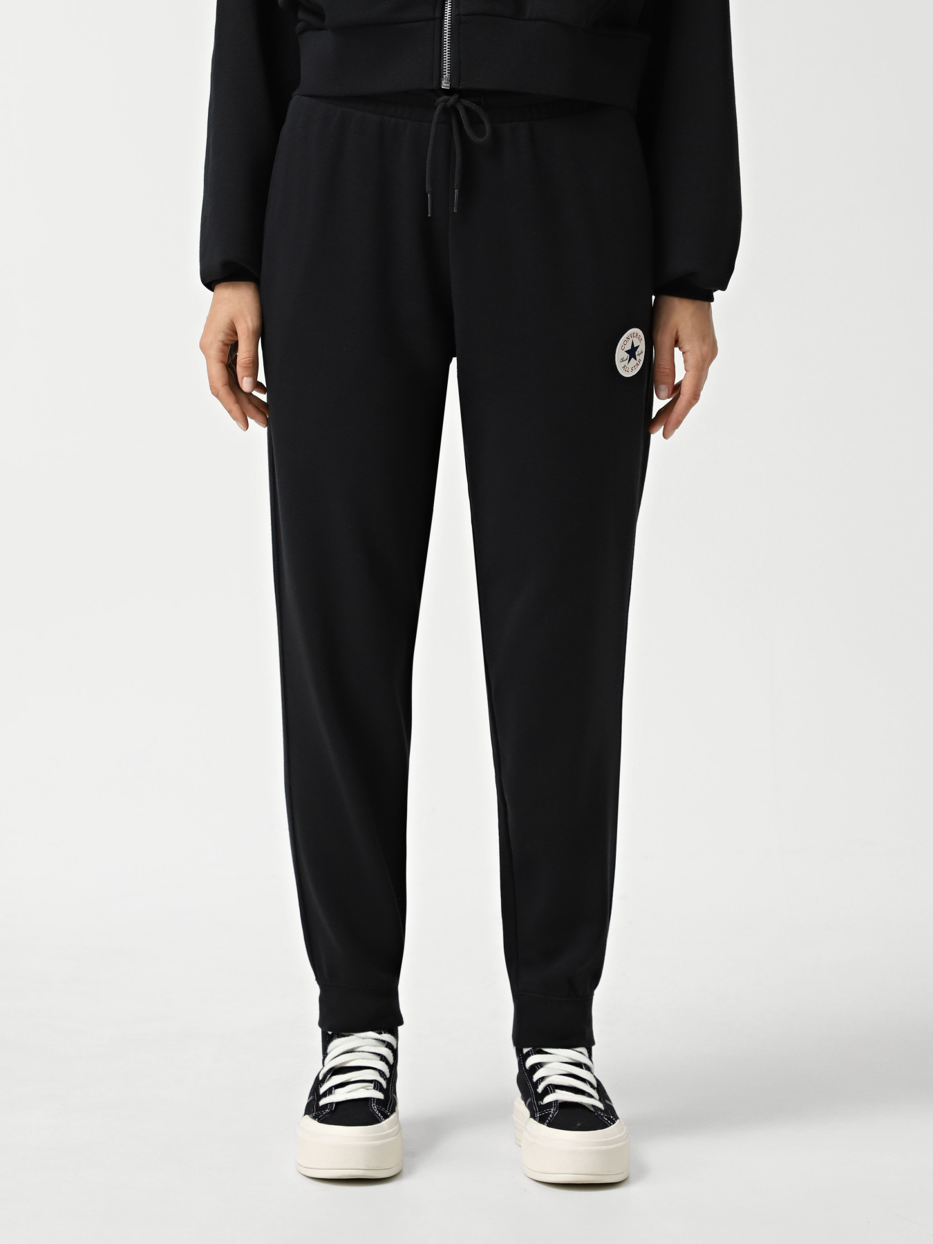 Спортивні штани CONVERSE CORE CHUCK PATCH модель 10026982-001 Спортивні штани CONVERSE CORE CHUCK PATCH модель 10026982-001 Фото