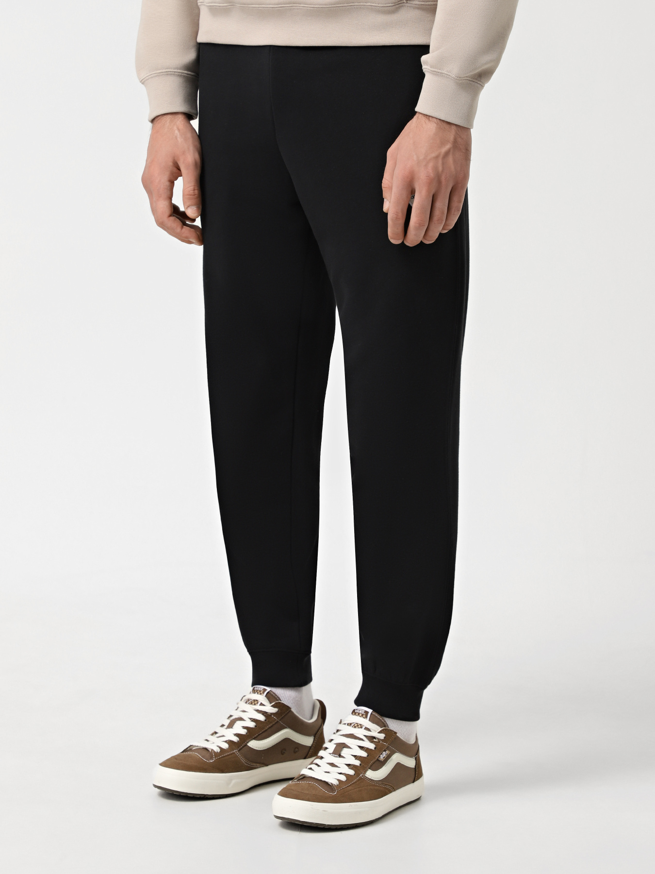 Спортивні штани CONVERSE CORE CHUCK PATCH модель 10026982-001 Спортивні штани CONVERSE CORE CHUCK PATCH модель 10026982-001 Фото