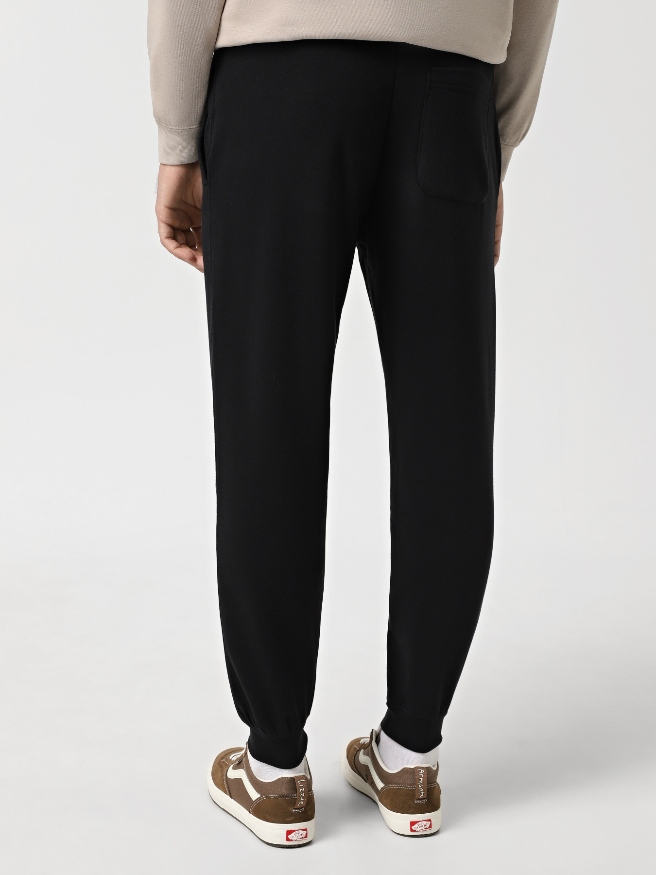 Спортивні штани CONVERSE CORE CHUCK PATCH модель 10026982-001 Спортивні штани CONVERSE CORE CHUCK PATCH модель 10026982-001 Фото