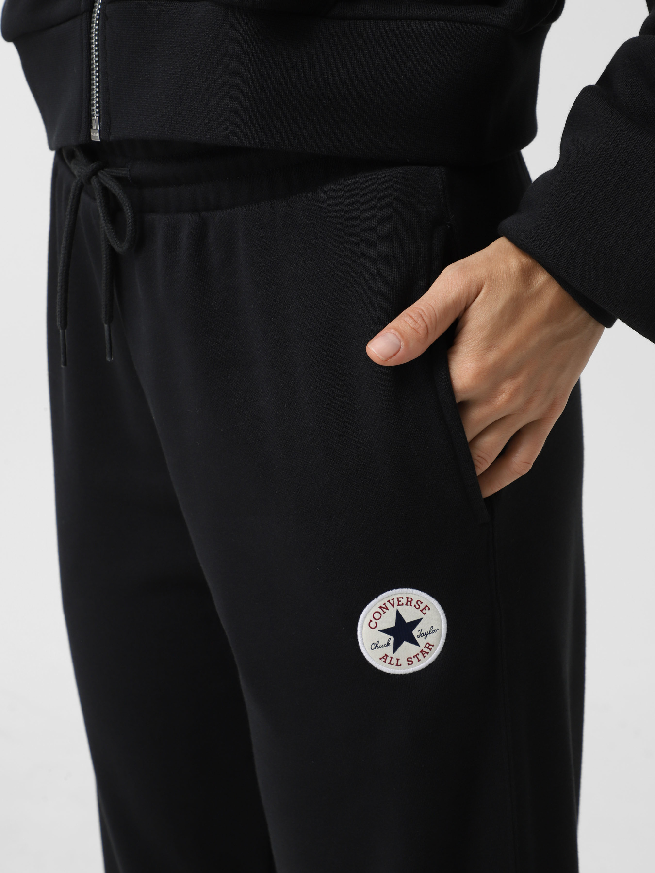 Спортивні штани CONVERSE CORE CHUCK PATCH модель 10026982-001 Спортивні штани CONVERSE CORE CHUCK PATCH модель 10026982-001 Фото