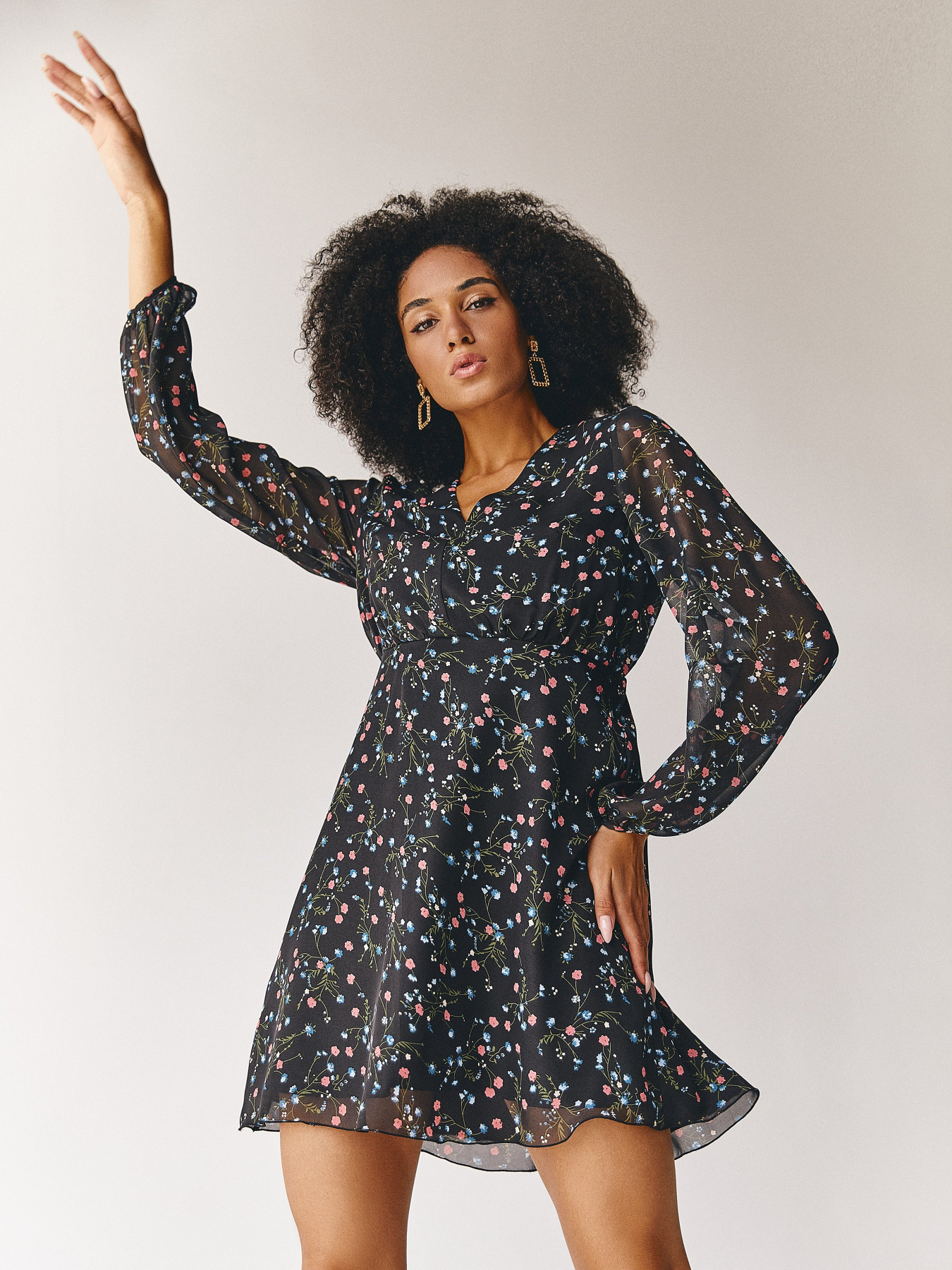 Платья VOVK модель 011936 принт квіти на чорному Фото