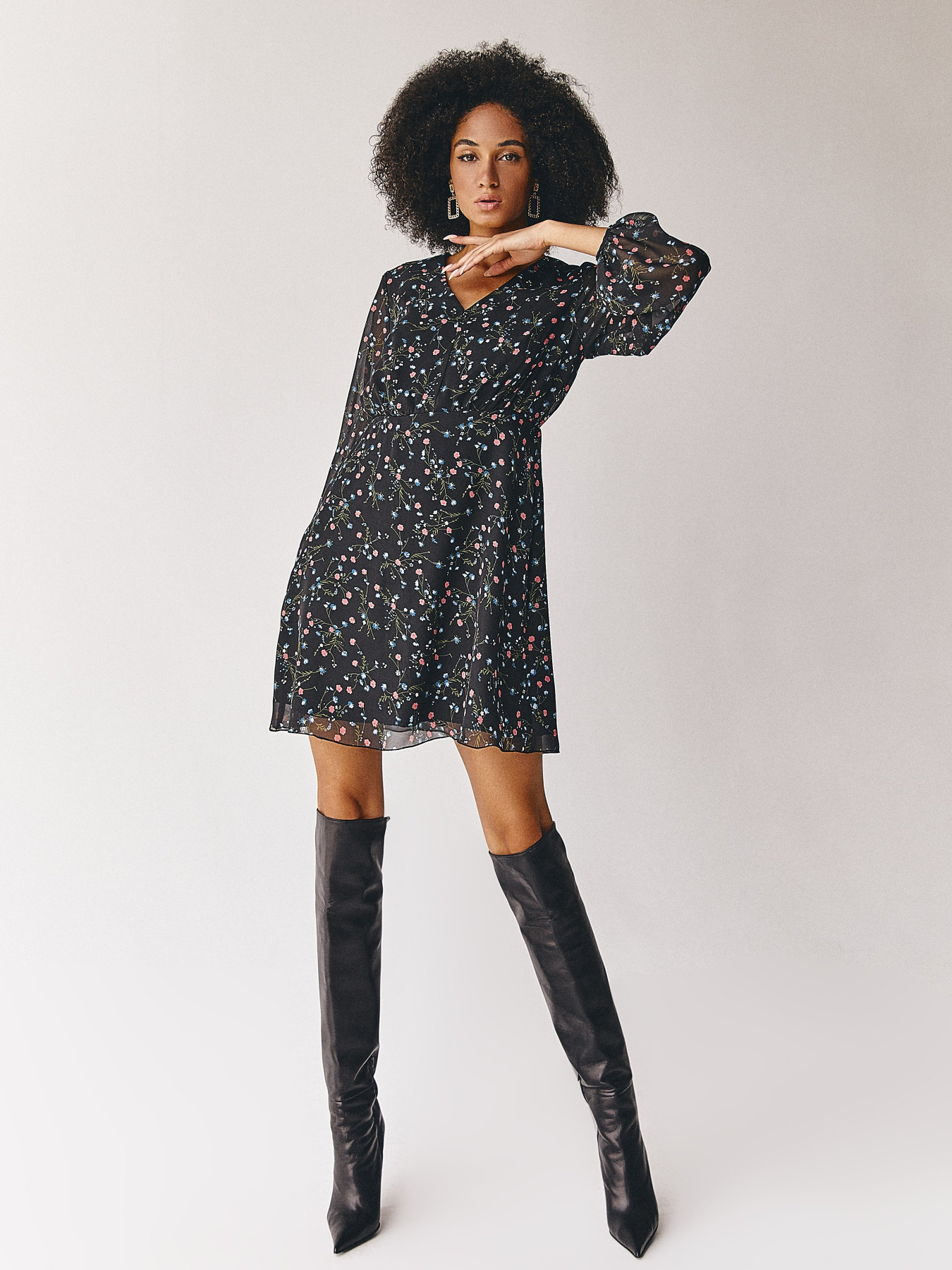 Платья VOVK модель 011936 принт квіти на чорному Фото