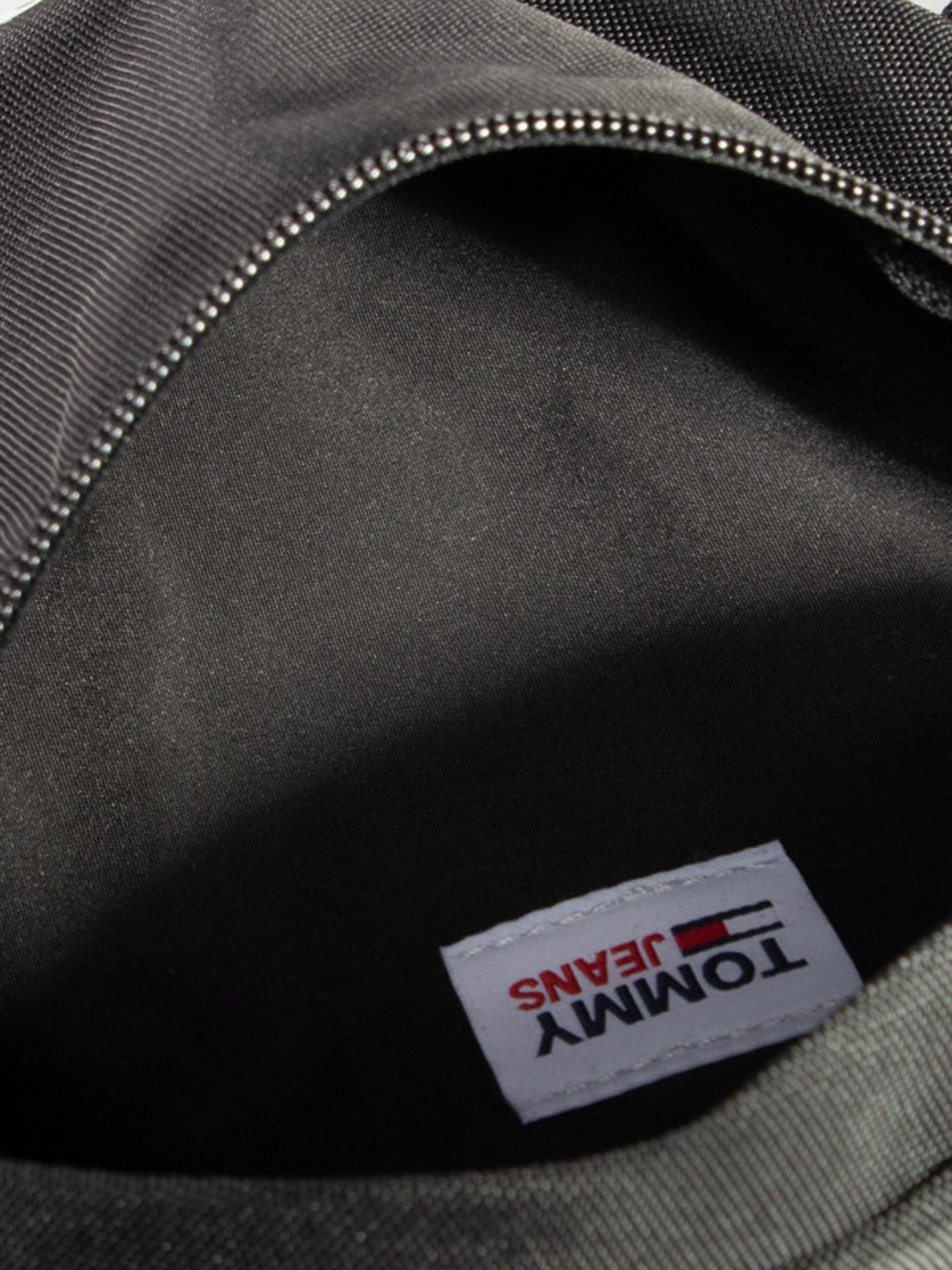 Поясна сумка Tommy Hilfiger Campus модель AW0AW08955-BDS Поясна сумка Tommy Hilfiger Campus модель AW0AW08955-BDS Фото