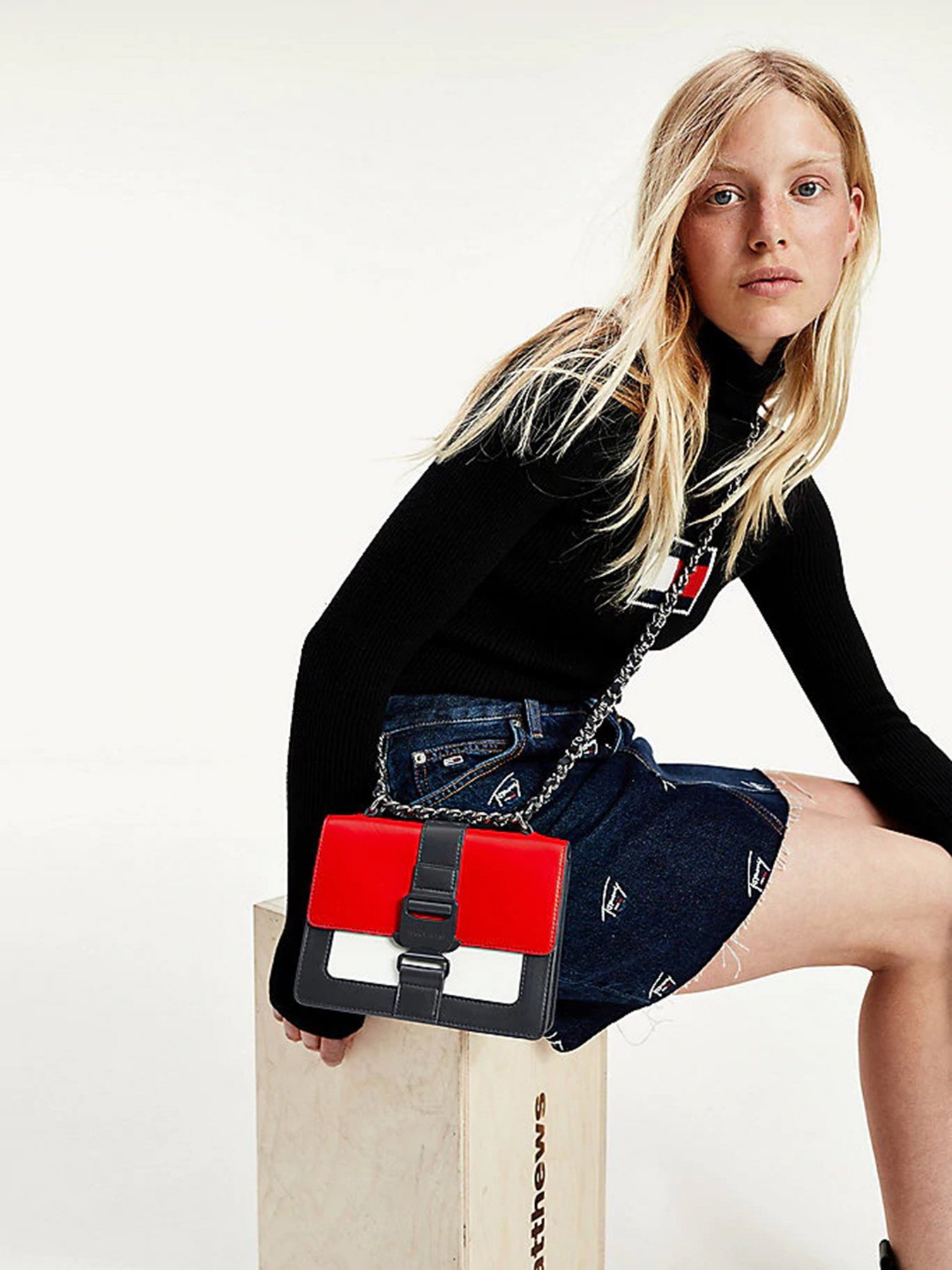 Кросс-боди Tommy Hilfiger модель AW0AW08965-0GY Фото