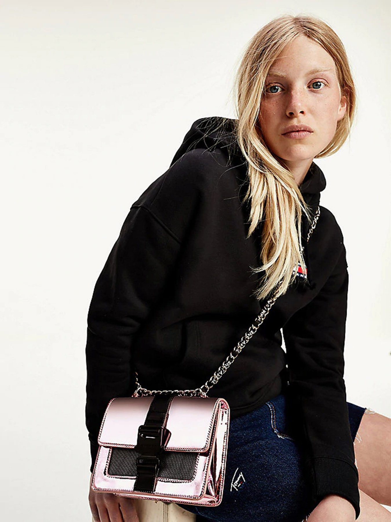 Крос-боді Tommy Hilfiger Item модель AW0AW09117-0JV Фото