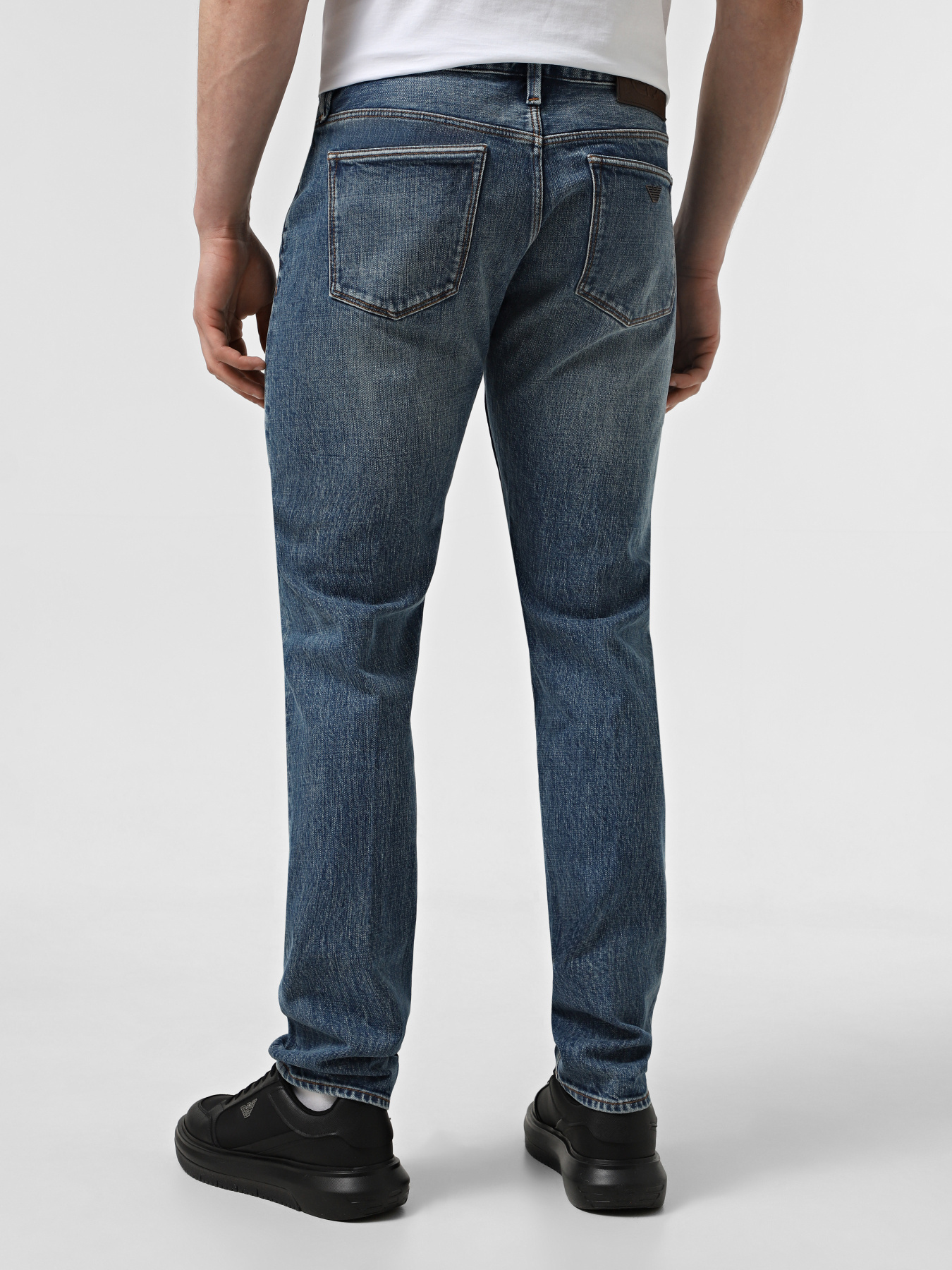 Зауженные джинсы Emporio Armani модель EM000668-AF13442-MB002 Фото