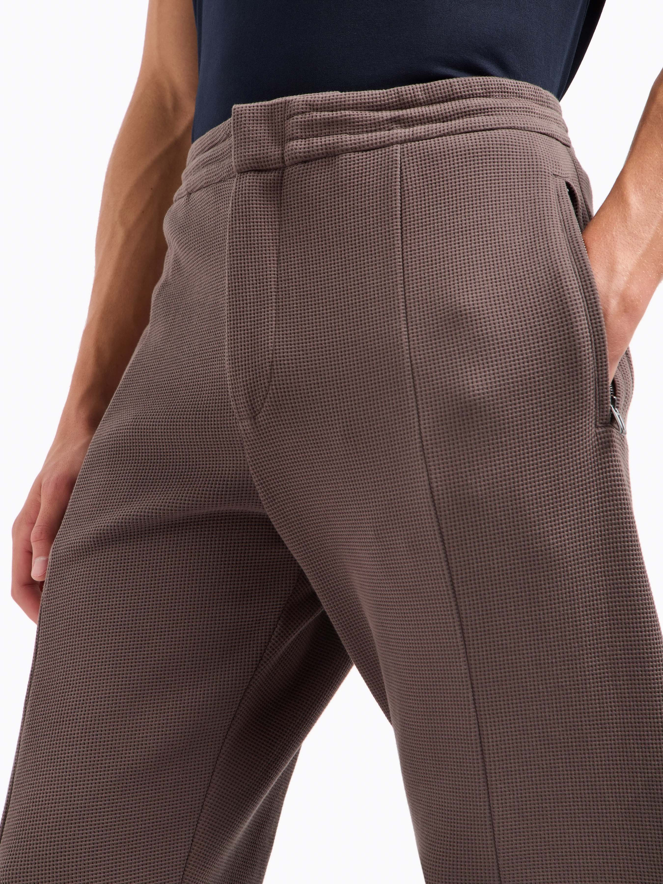 Штаны спортивные Emporio Armani Travel Essentials модель EM000954-AF13358-U6200 Штаны спортивные Emporio Armani Travel Essentials модель EM000954-AF13358-U6200 Фото