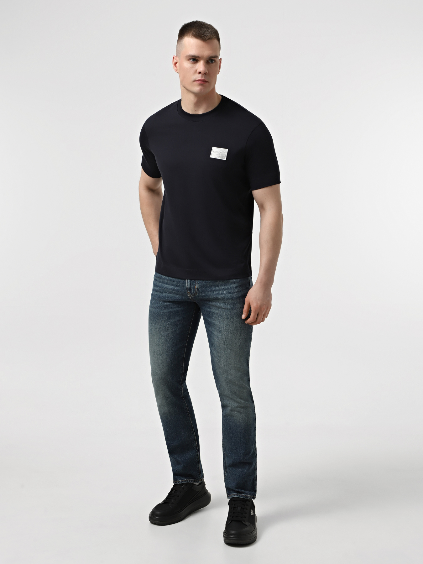 Зауженные джинсы Emporio Armani модель EM001370-AF13277-MB002 Фото