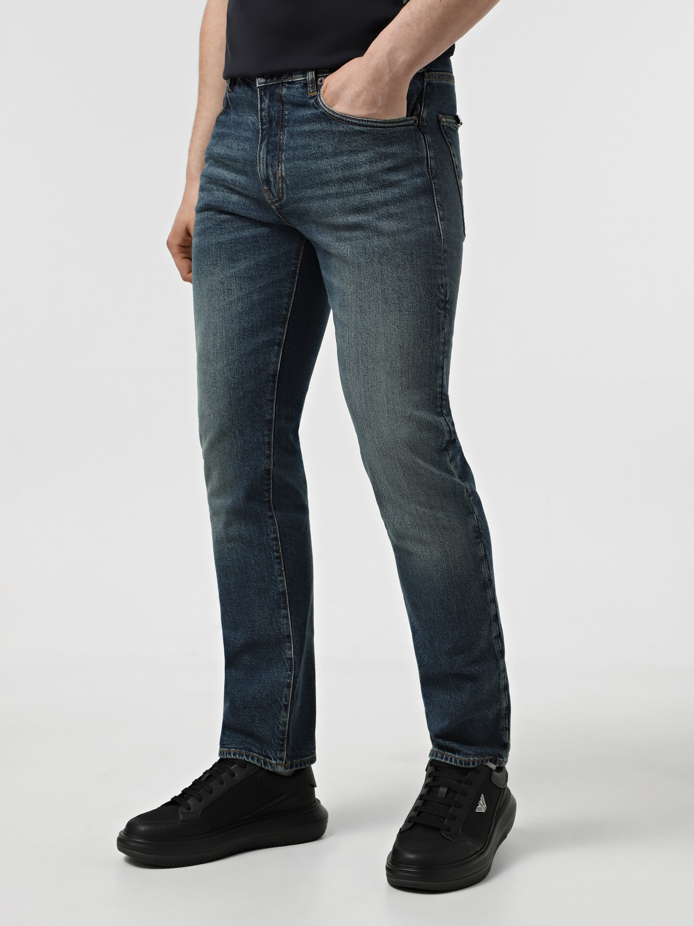 Завужені джинси Emporio Armani модель EM001370-AF13277-MB002 Фото