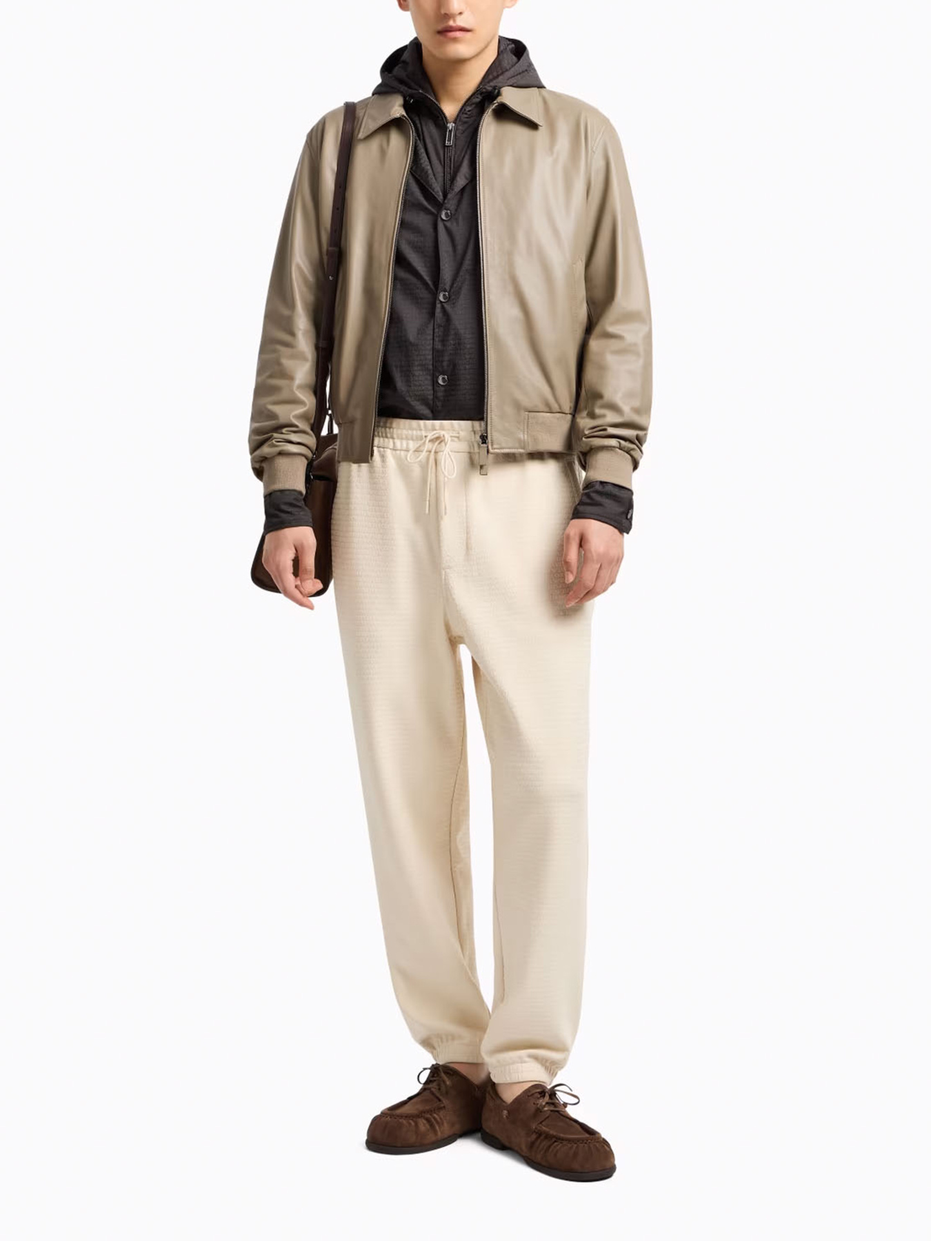 Штаны спортивные Emporio Armani модель EM001106-AF13700-U1088 Штаны спортивные Emporio Armani модель EM001106-AF13700-U1088 Фото