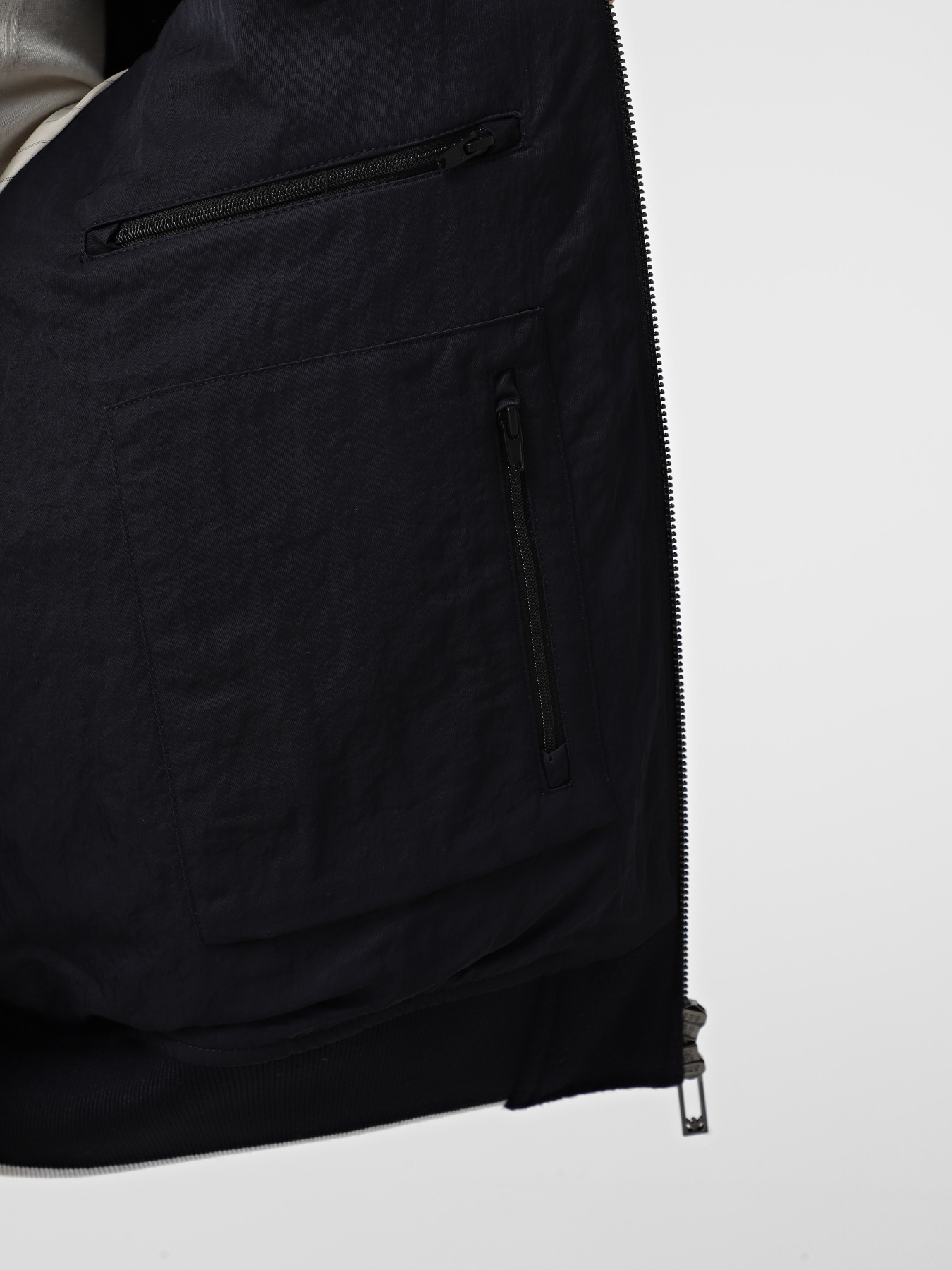 Бомбер Emporio Armani модель EM003049-AF18229-UB118 Фото