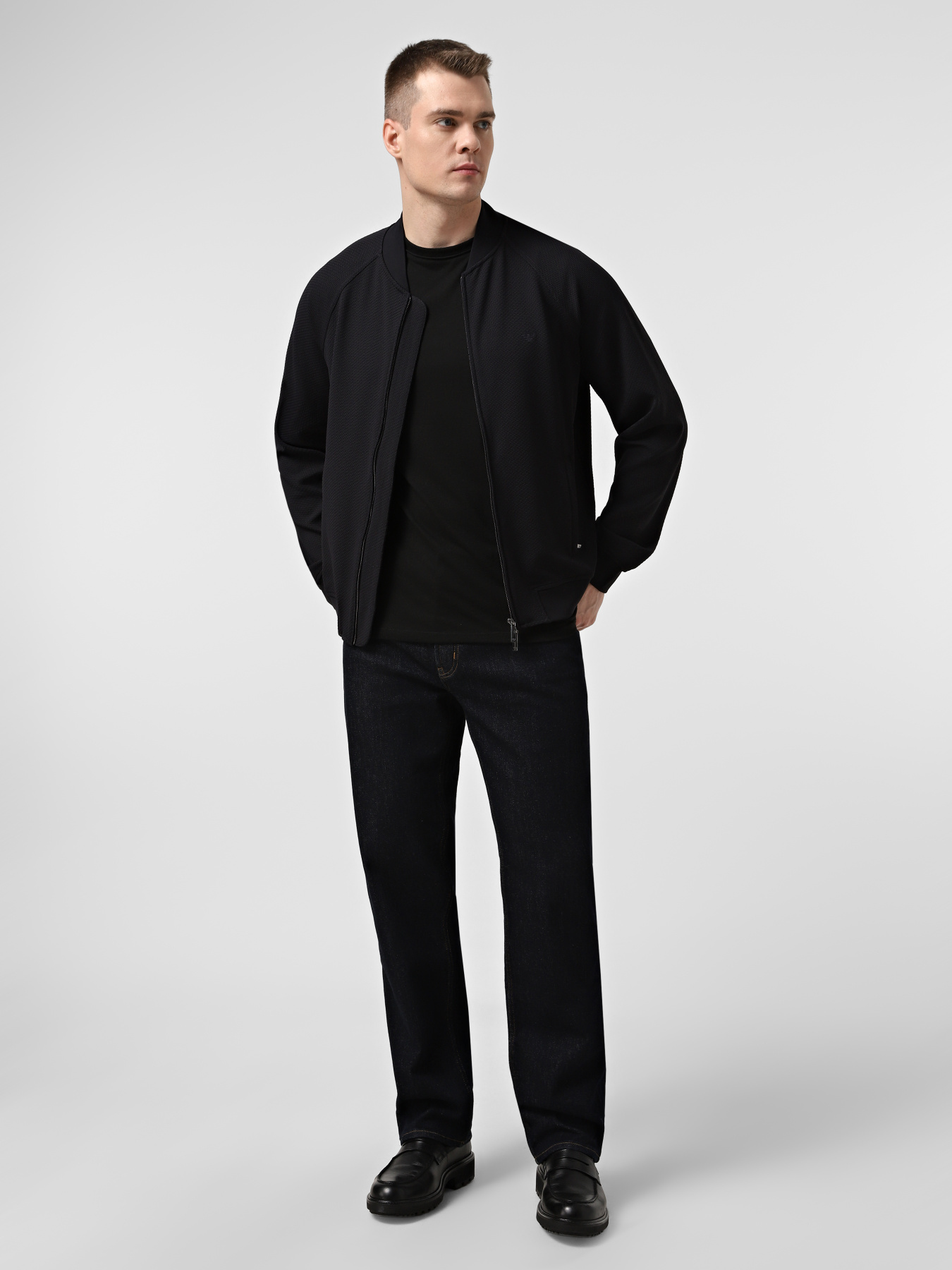 Прямые джинсы Emporio Armani модель EM000763-AF19390-MB001 Прямые джинсы Emporio Armani модель EM000763-AF19390-MB001 Фото