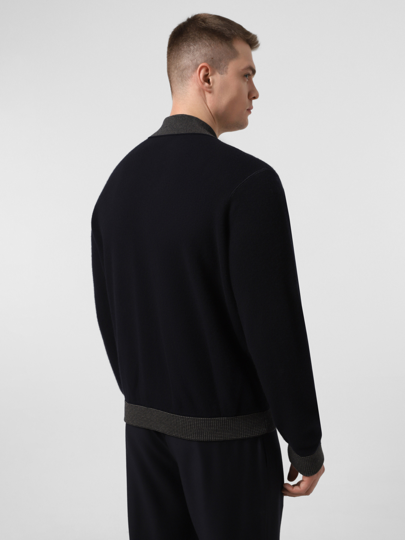 Кардиган Emporio Armani модель EM001517-AF18099-UB118 Кардиган Emporio Armani модель EM001517-AF18099-UB118 Фото