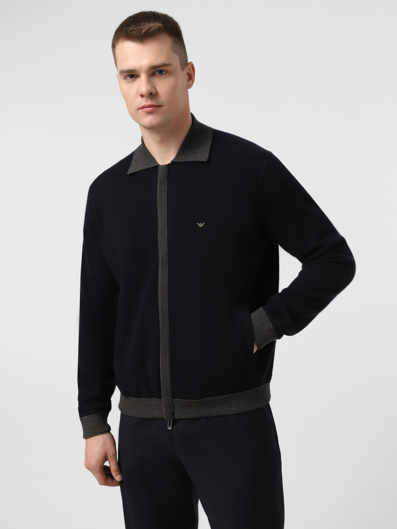 Кардиган Emporio Armani модель EM001517-AF18099-UB118 Кардиган Emporio Armani модель EM001517-AF18099-UB118 Фото