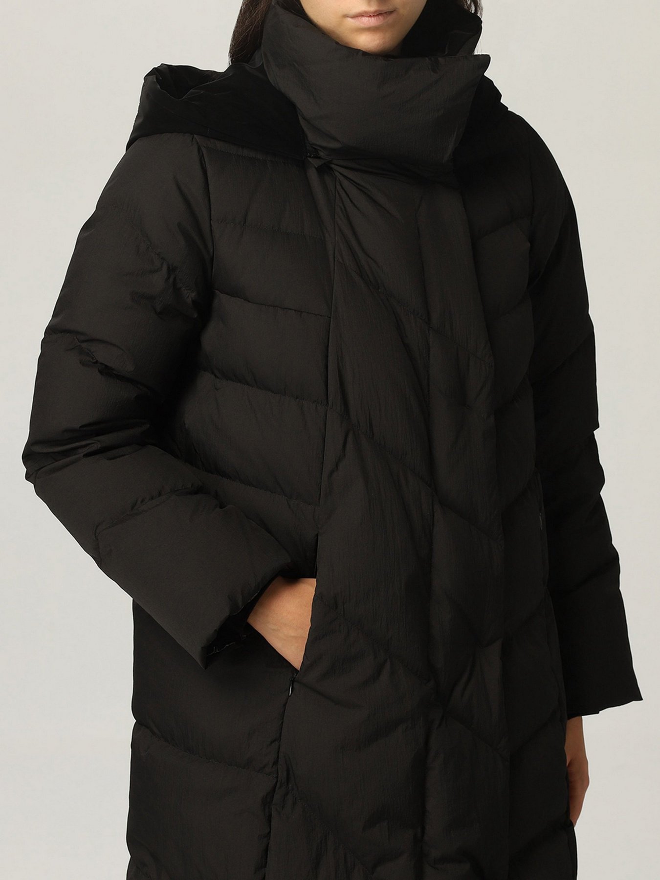 Пуховик Emporio Armani модель 6K2L68-2NJGZ-0999 Пуховик Emporio Armani модель 6K2L68-2NJGZ-0999 Фото