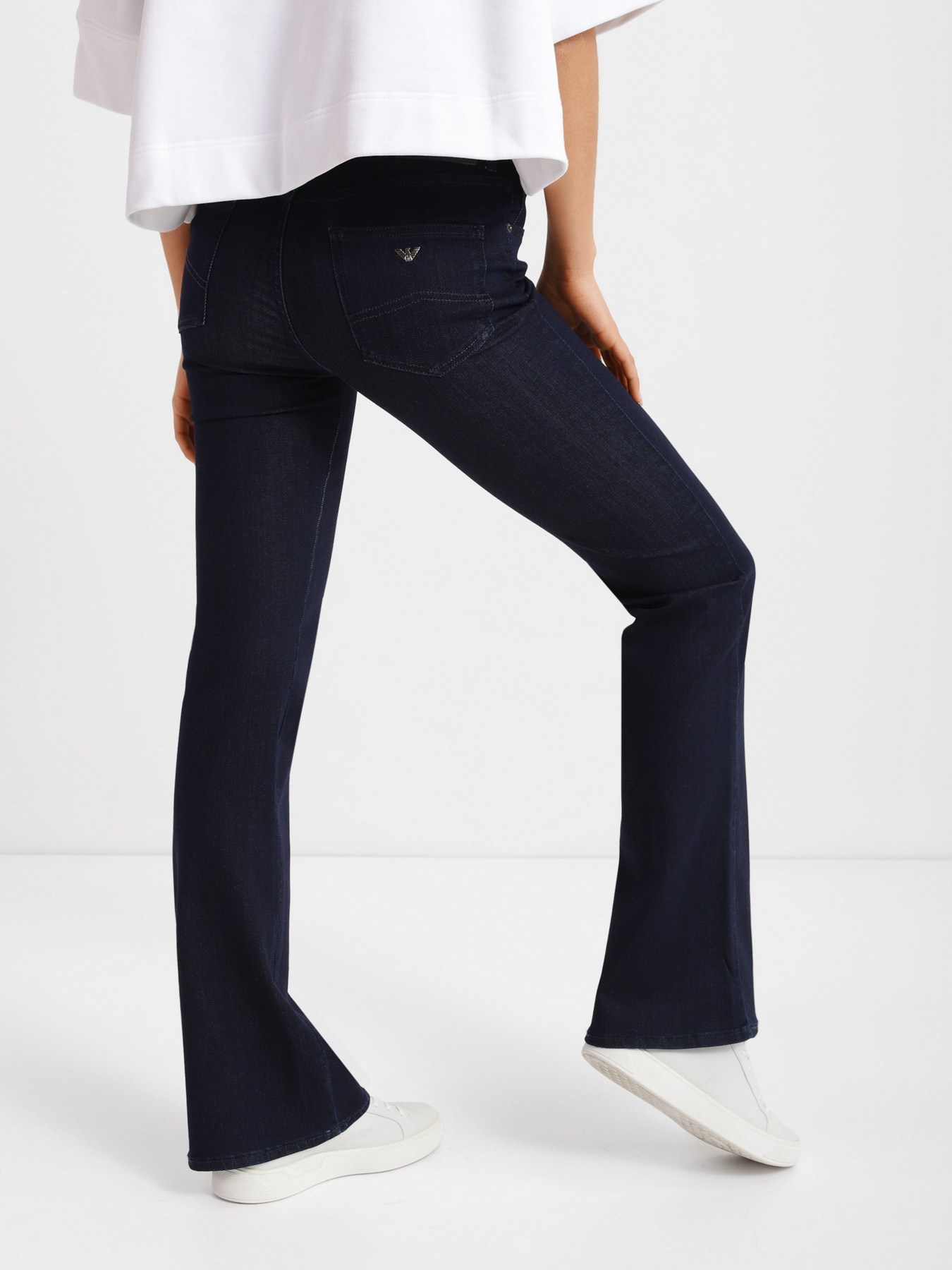 Расклешенные джинсы Emporio Armani модель 8N2J47-2DL2Z-0941 Расклешенные джинсы Emporio Armani модель 8N2J47-2DL2Z-0941 Фото