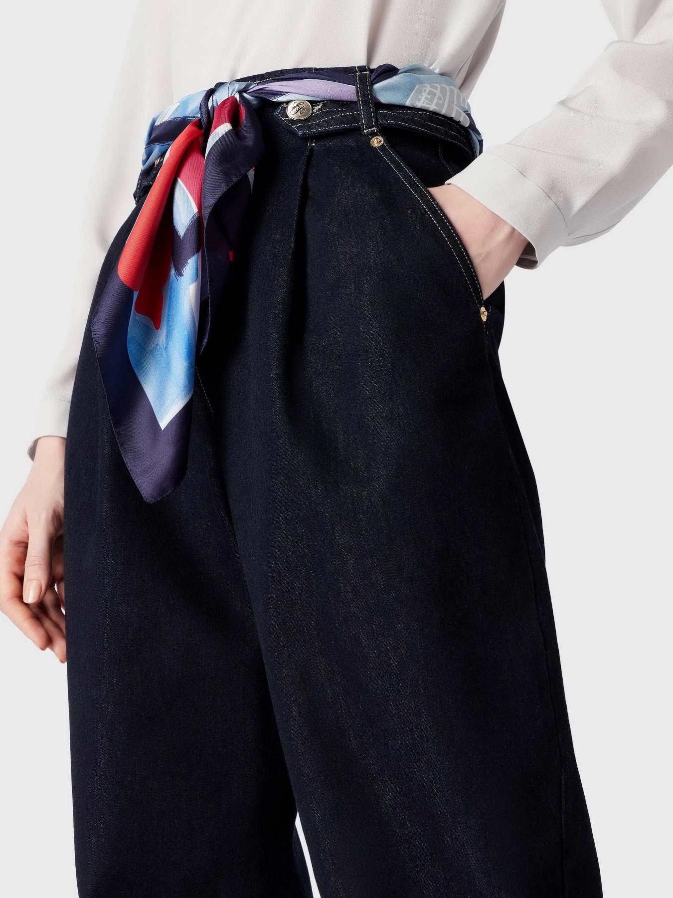 Джинсы мом Emporio Armani J9A модель 6R2J9A-2DASZ-0941 Джинсы мом Emporio Armani J9A модель 6R2J9A-2DASZ-0941 Фото