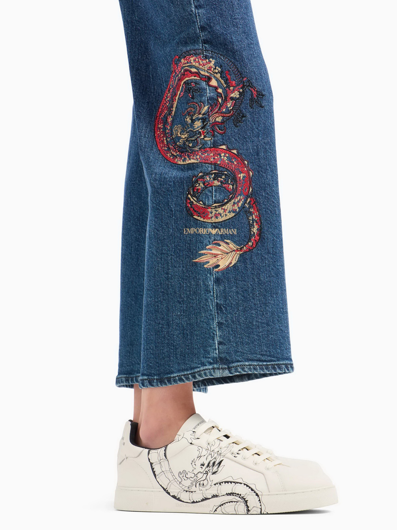 Широкие джинсы Emporio Armani Chinese New Year модель EW000019-AF10008-MB001 Фото