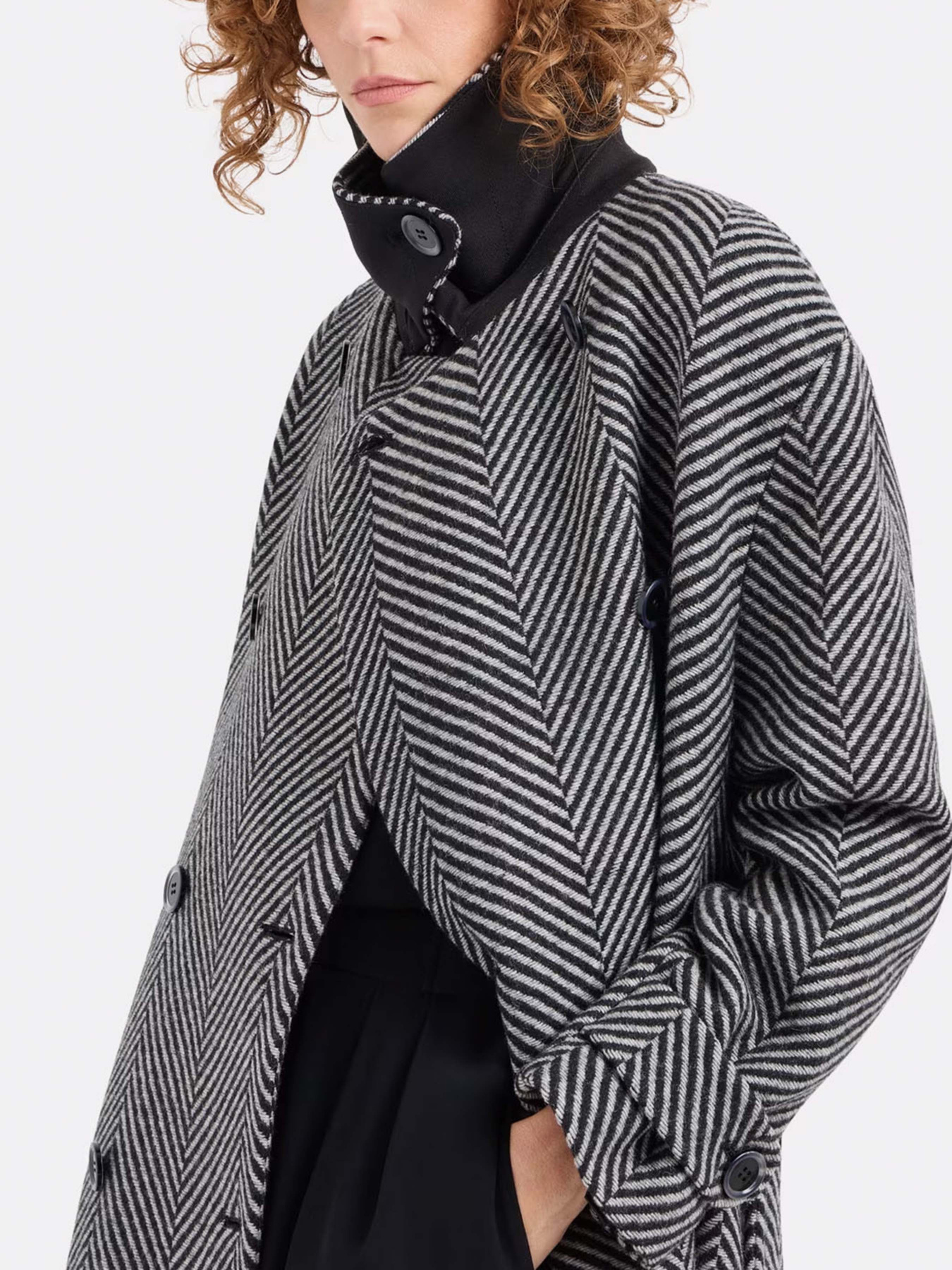 Пальто Emporio Armani модель EW000098-AF10225-FC018 Фото