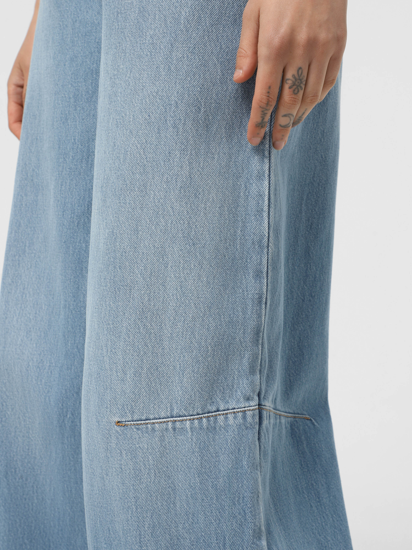 Широкі джинси Emporio Armani модель EW000730-AF12675-MB003 Широкі джинси Emporio Armani модель EW000730-AF12675-MB003 Фото