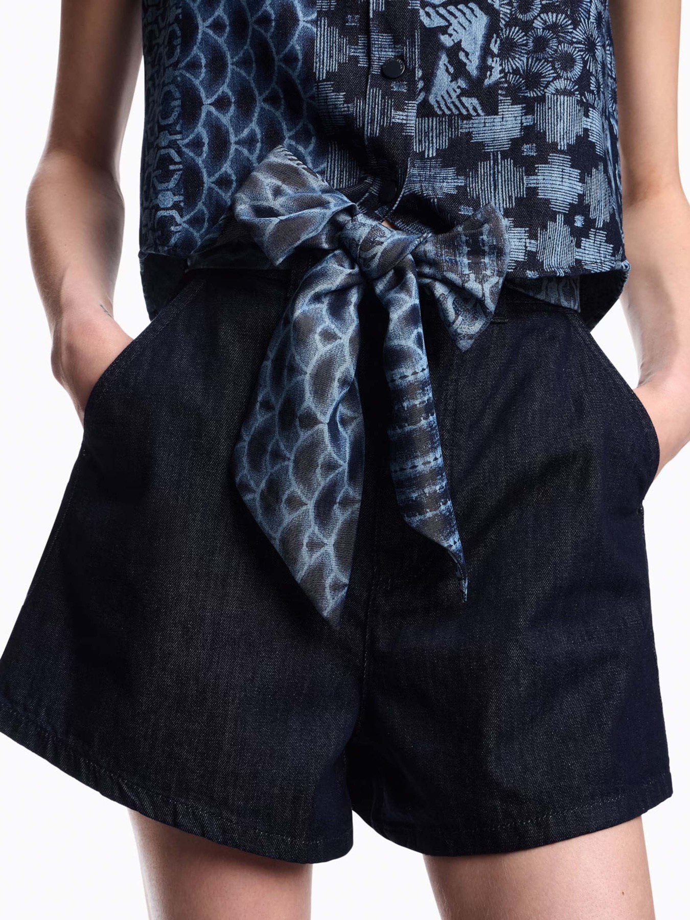 Джинсові шорти Emporio Armani модель EW001498-AF14968-MB001 Фото