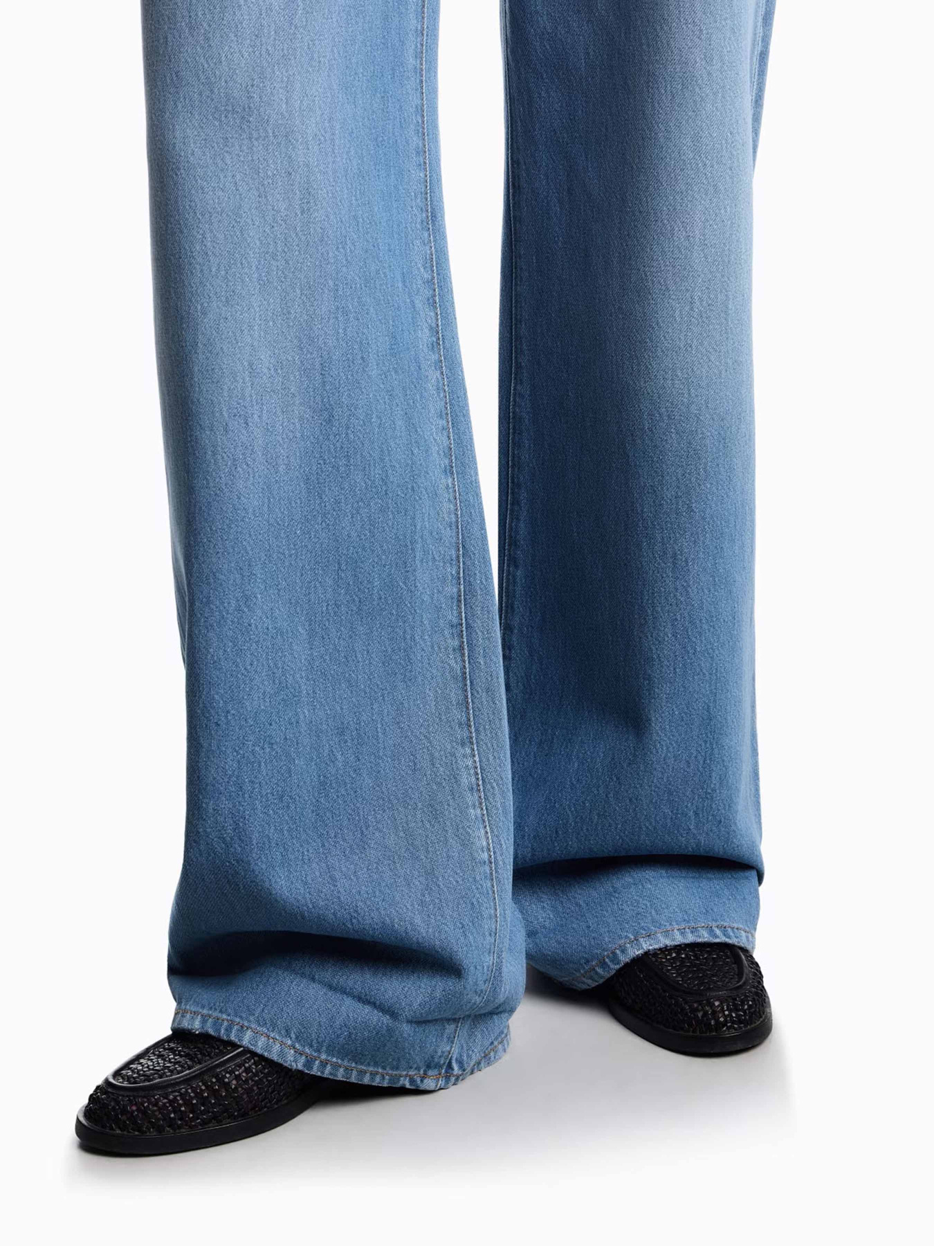 Широкі джинси Emporio Armani модель EW000737-AF12675-MB003 Фото