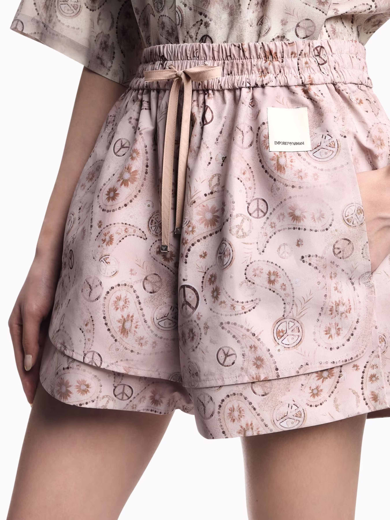 Повседневные шорты Emporio Armani Sustainable модель EW001316-AF13856-F4018 Фото