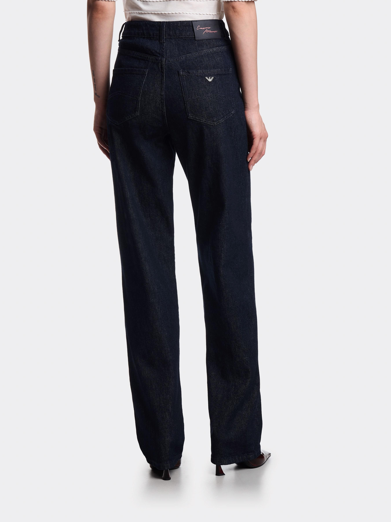 Прямые джинсы Emporio Armani модель EW000736-AF18421-MB001 Прямые джинсы Emporio Armani модель EW000736-AF18421-MB001 Фото