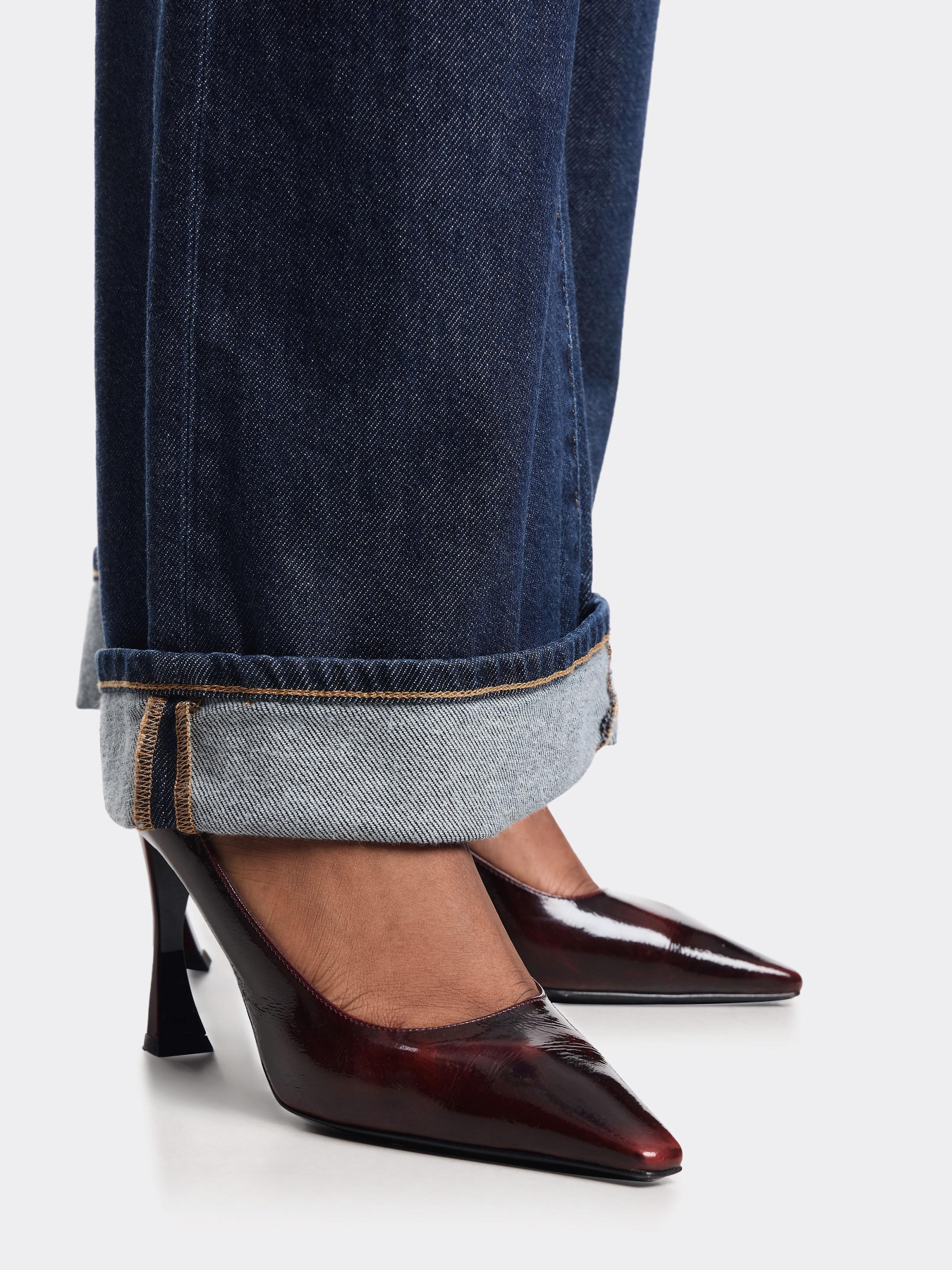 Прямые джинсы Emporio Armani модель EW000737-AF17033-MB001 Фото