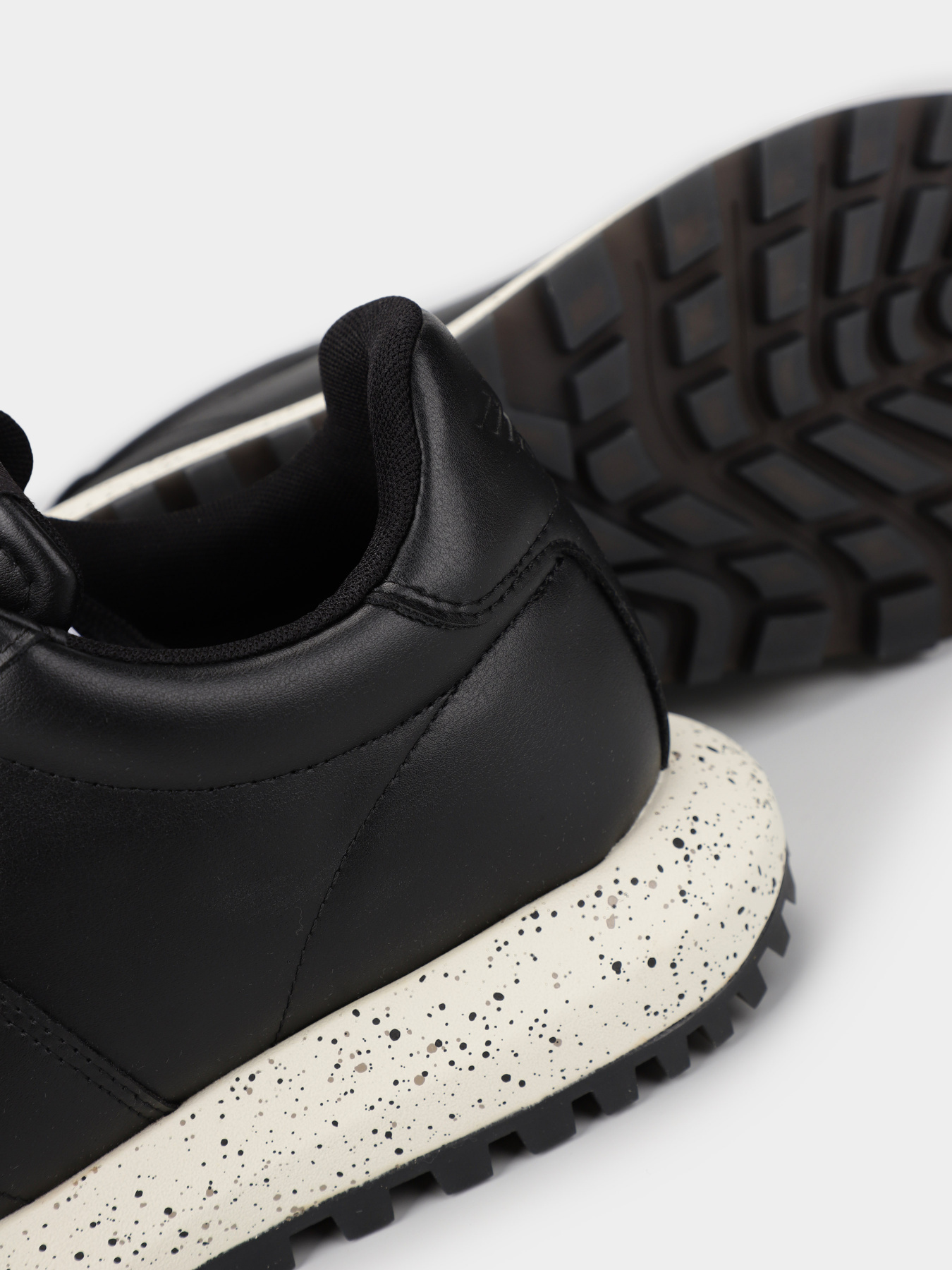 Кроссовки повседневные Emporio Armani модель X4X639-XD382-00002 Кроссовки повседневные Emporio Armani модель X4X639-XD382-00002 Фото