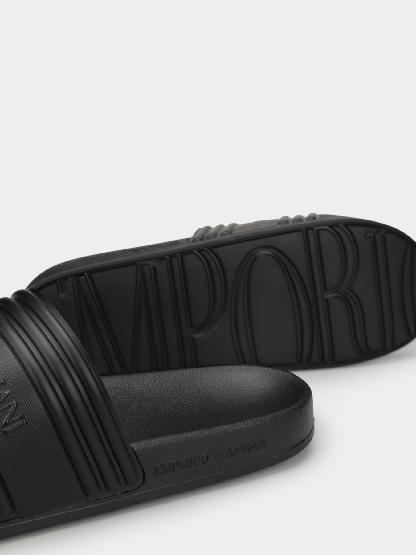 Шлепанцы Emporio Armani модель EM002246-AF16403-UC001 Фото