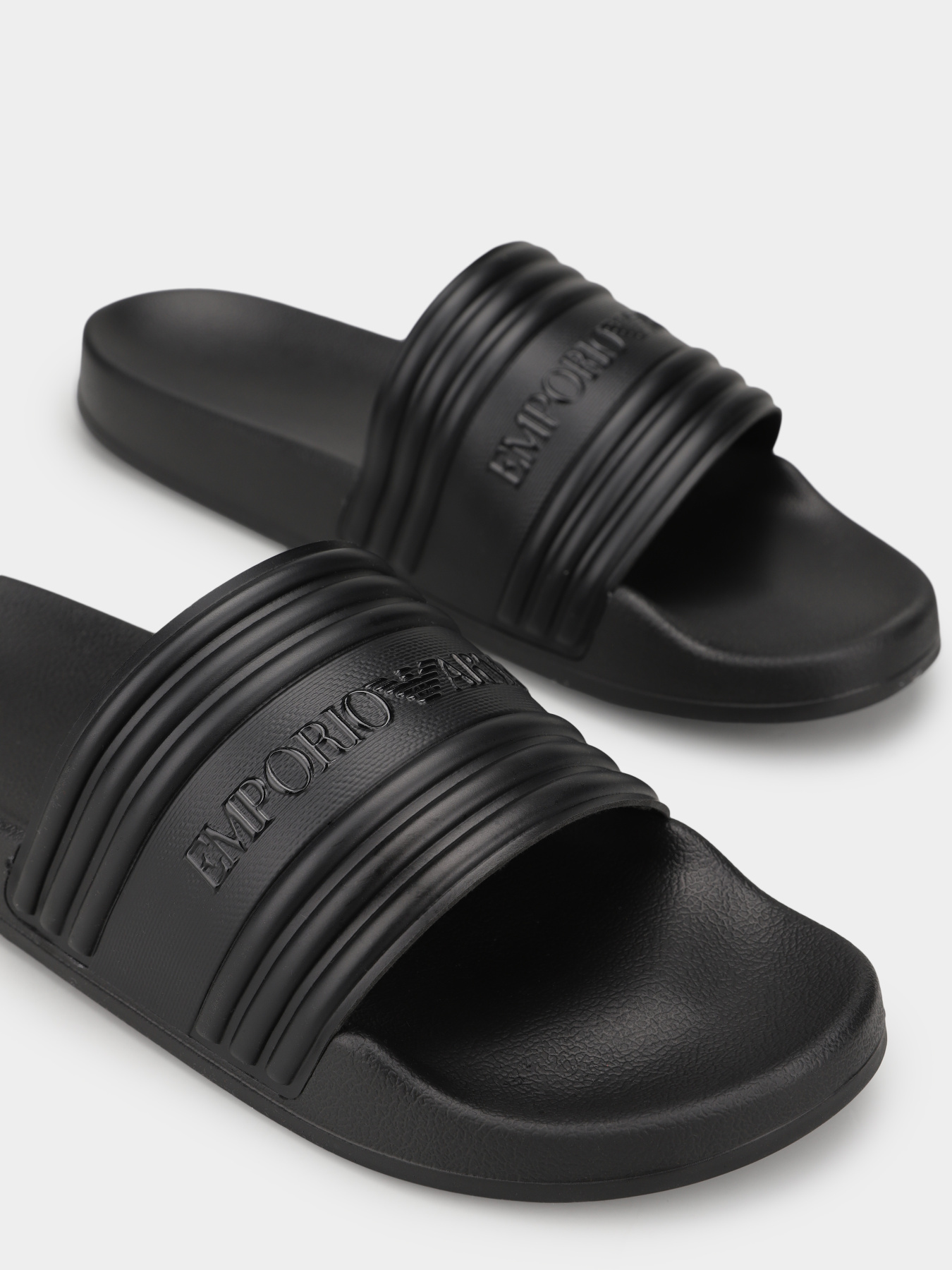 Шлепанцы Emporio Armani модель EM002246-AF16403-UC001 Фото