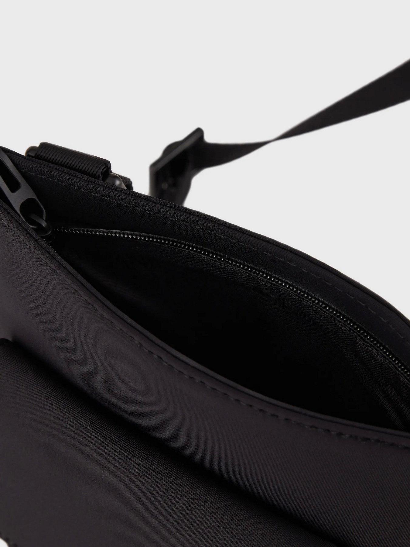 Сумка Emporio Armani Travel Essentials модель Y4R384-Y104V-84084 Фото