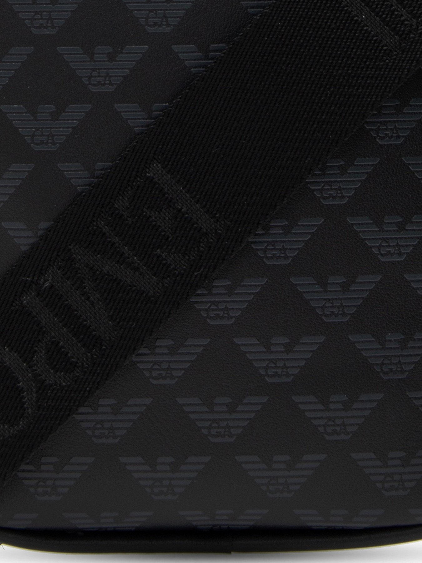 Мессенджер Emporio Armani модель Y4M230-YTO2J-84284 Мессенджер Emporio Armani модель Y4M230-YTO2J-84284 Фото