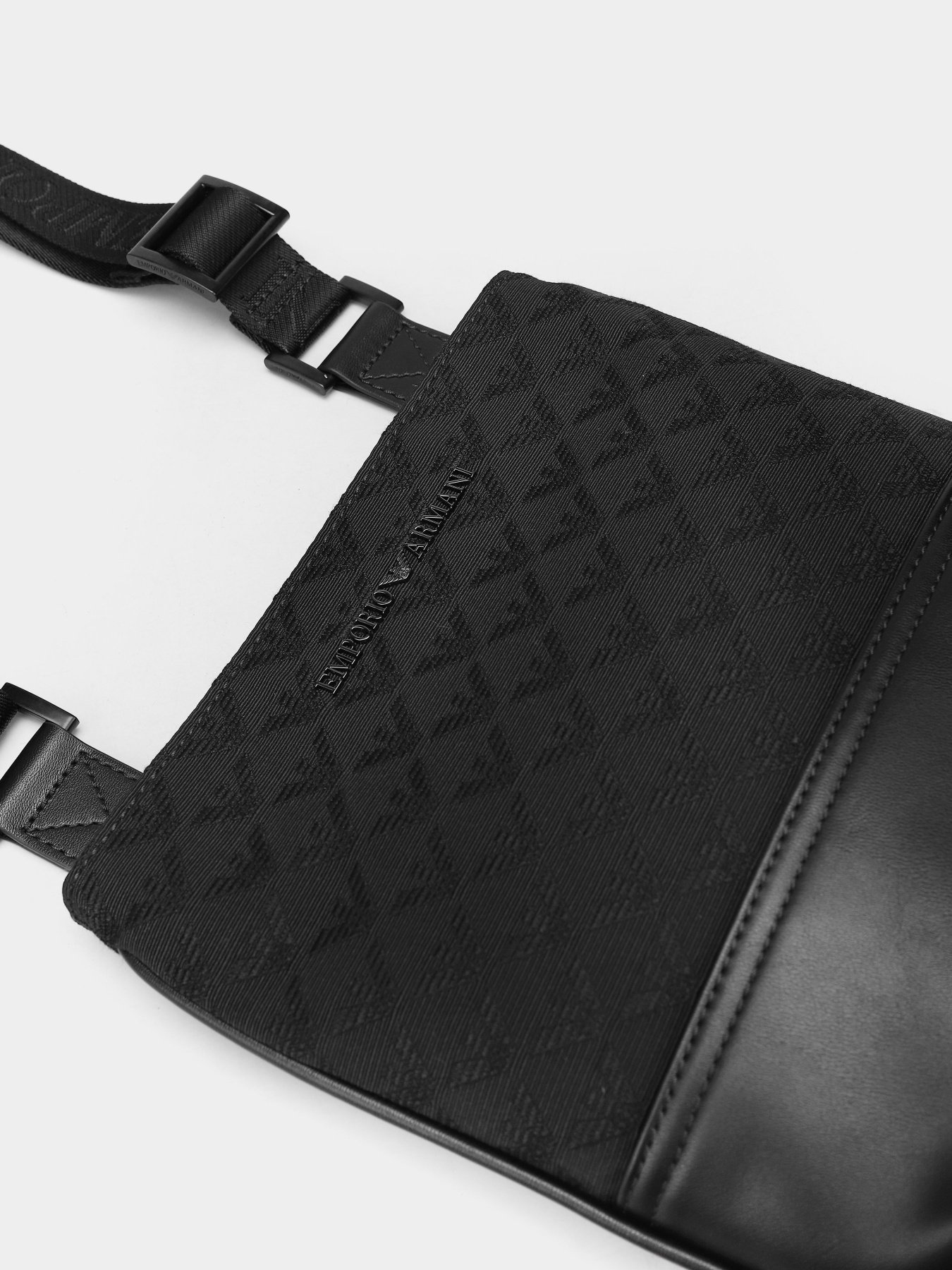 Мессенджер Emporio Armani модель Y4M234-Y022V-81336 Фото