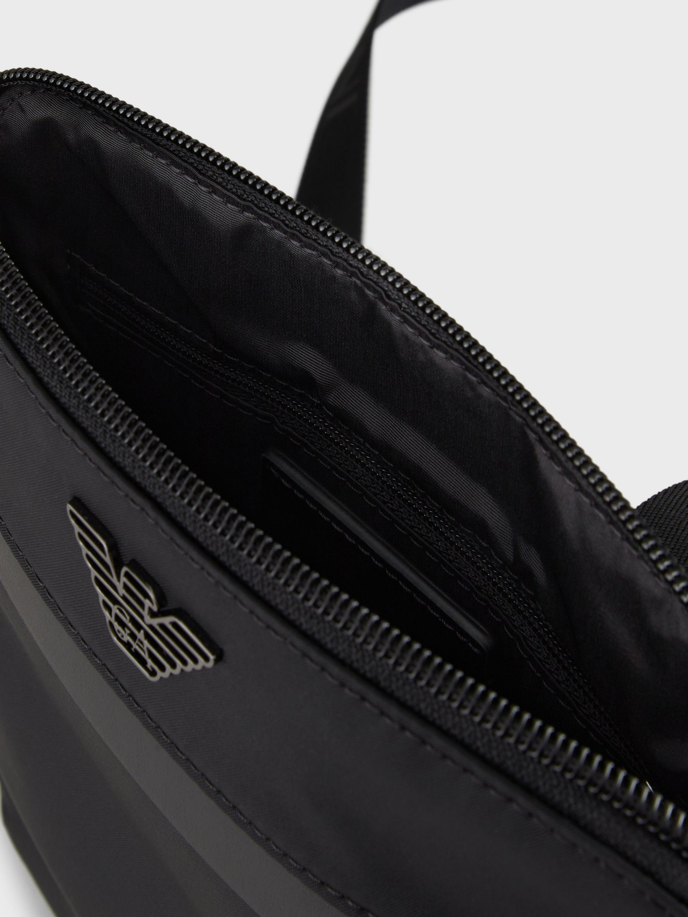 Сумка Emporio Armani модель Y4M185-Y139J-80001 Сумка Emporio Armani модель Y4M185-Y139J-80001 Фото