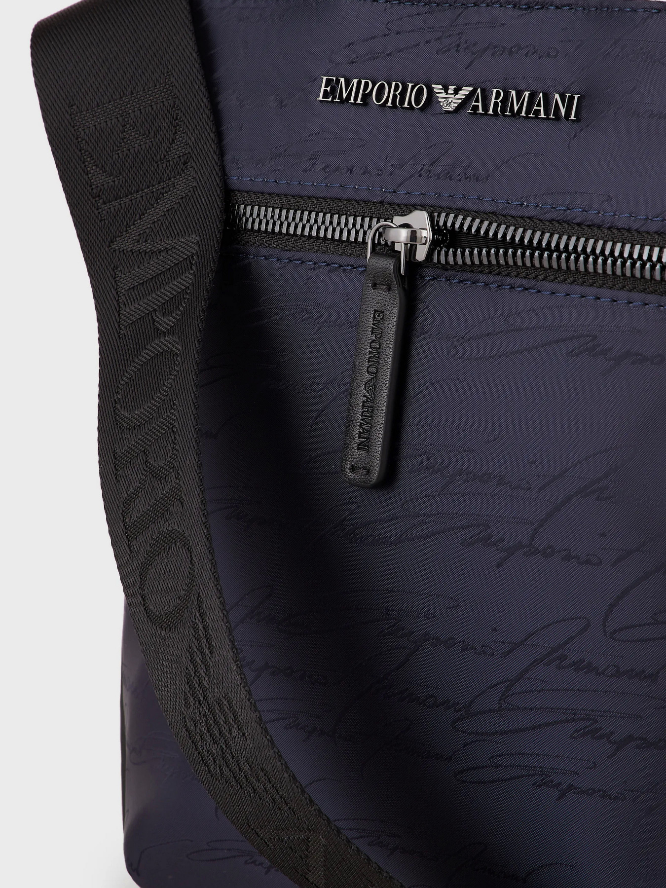 Мессенджер Emporio Armani модель Y4M382-Y202J-87077 Мессенджер Emporio Armani модель Y4M382-Y202J-87077 Фото