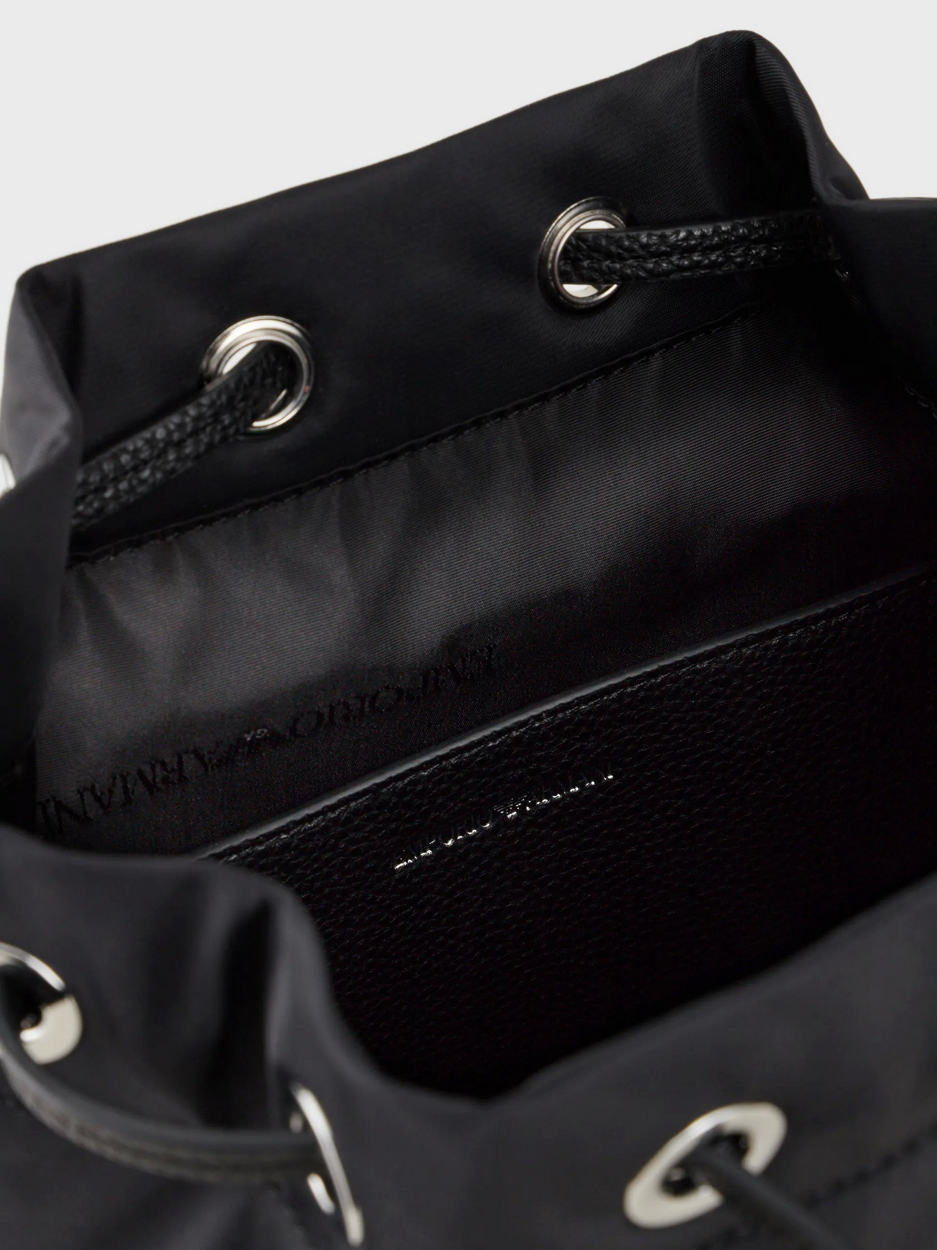 Сумка Emporio Armani Travel Essentials модель Y3E210-YVL7E-80001 Фото