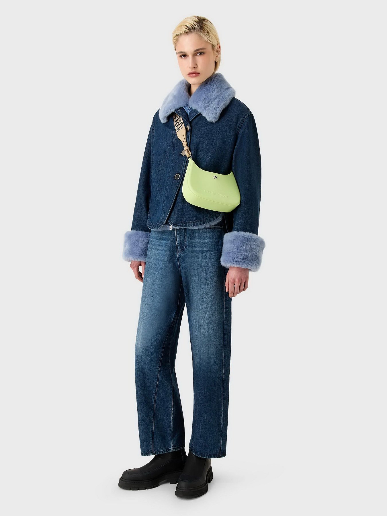 Кросс-боди Emporio Armani модель Y3H329-YWI7E-80631 Кросс-боди Emporio Armani модель Y3H329-YWI7E-80631 Фото