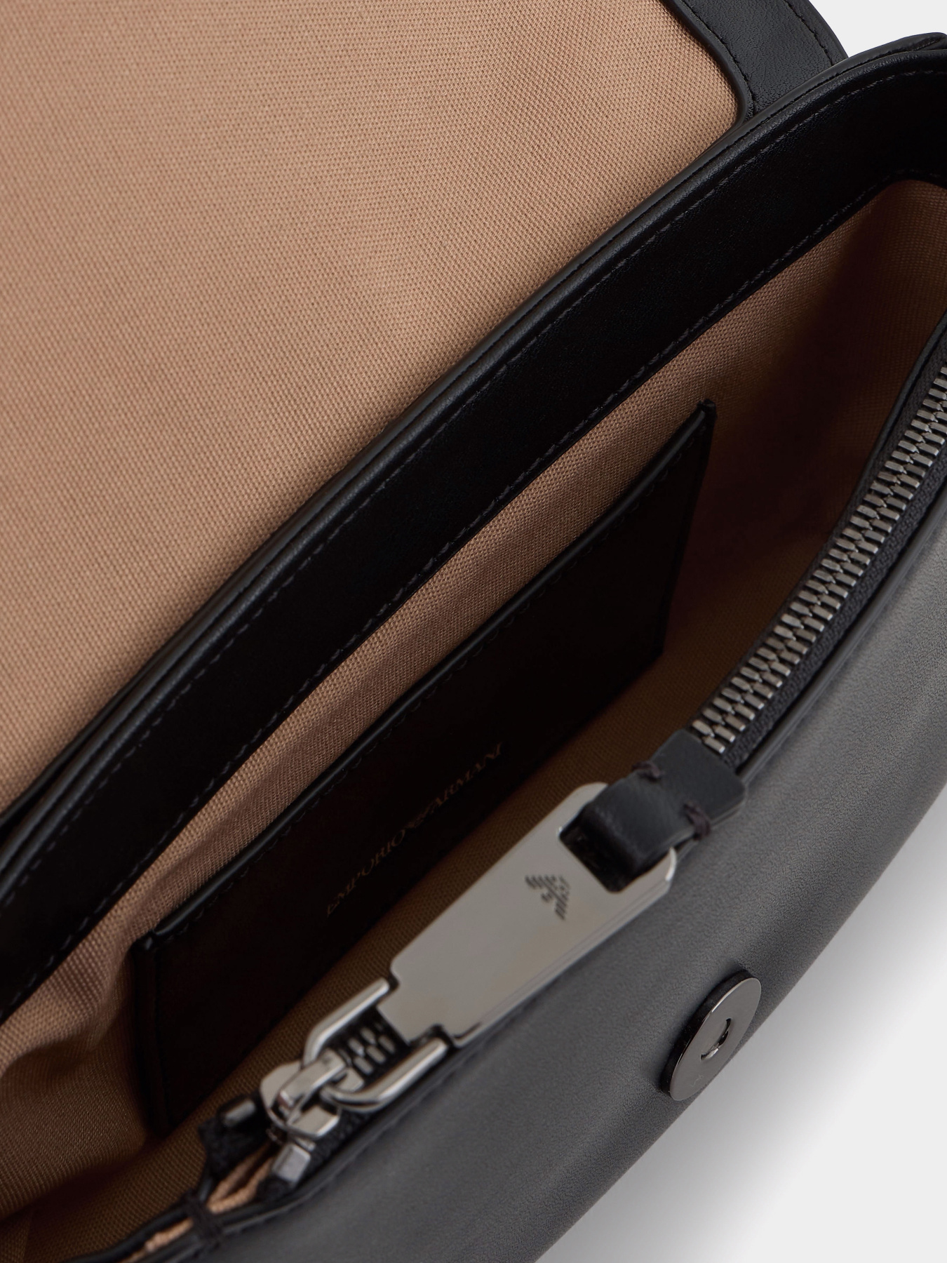 Кросс-боди Emporio Armani модель EW001923-AF15874-UC001 Кросс-боди Emporio Armani модель EW001923-AF15874-UC001 Фото