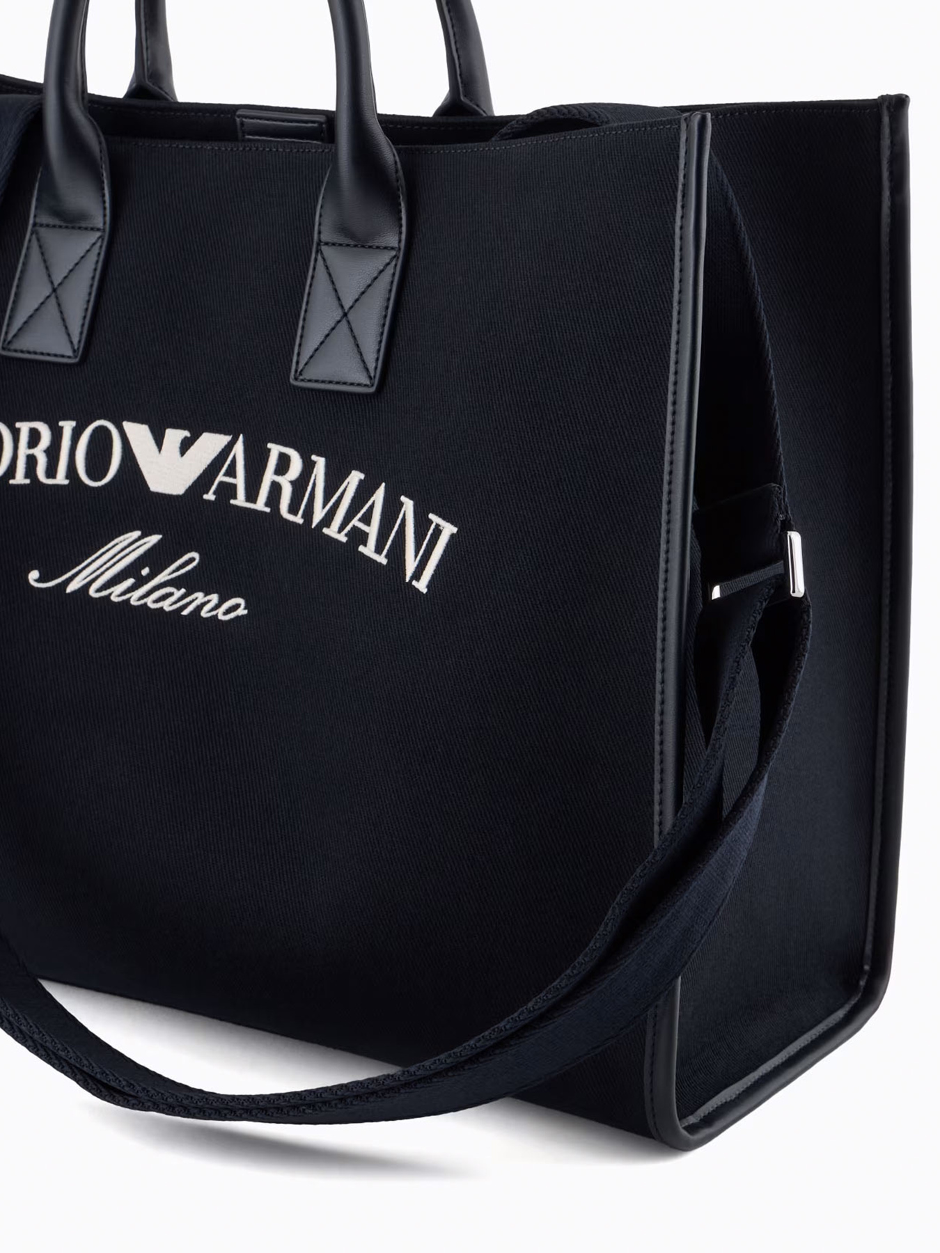Дорожная сумка Emporio Armani модель EM001617-AF14671-UB118 Фото