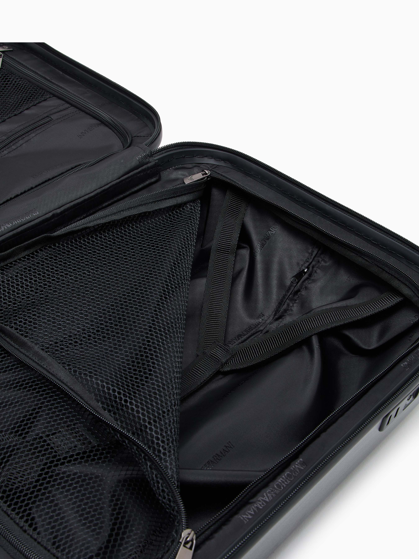 Чемодан Emporio Armani модель EM001929-AF15459-U8097 Фото