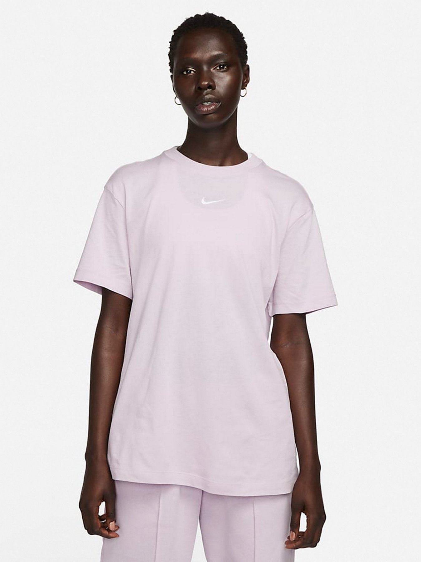 Футболка NIKE Sportswear Essentials модель DQ5379-530 Футболка NIKE Sportswear Essentials модель DQ5379-530 Фото