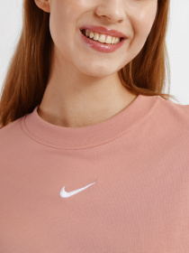 Футболка NIKE Sportswear Essentials модель DQ5379-609 Футболка NIKE Sportswear Essentials модель DQ5379-609 Фото