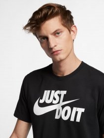 Футболка NIKE NSW TEE JUST DO IT SWOOSH модель AR5006-011 Футболка NIKE NSW TEE JUST DO IT SWOOSH модель AR5006-011 Фото