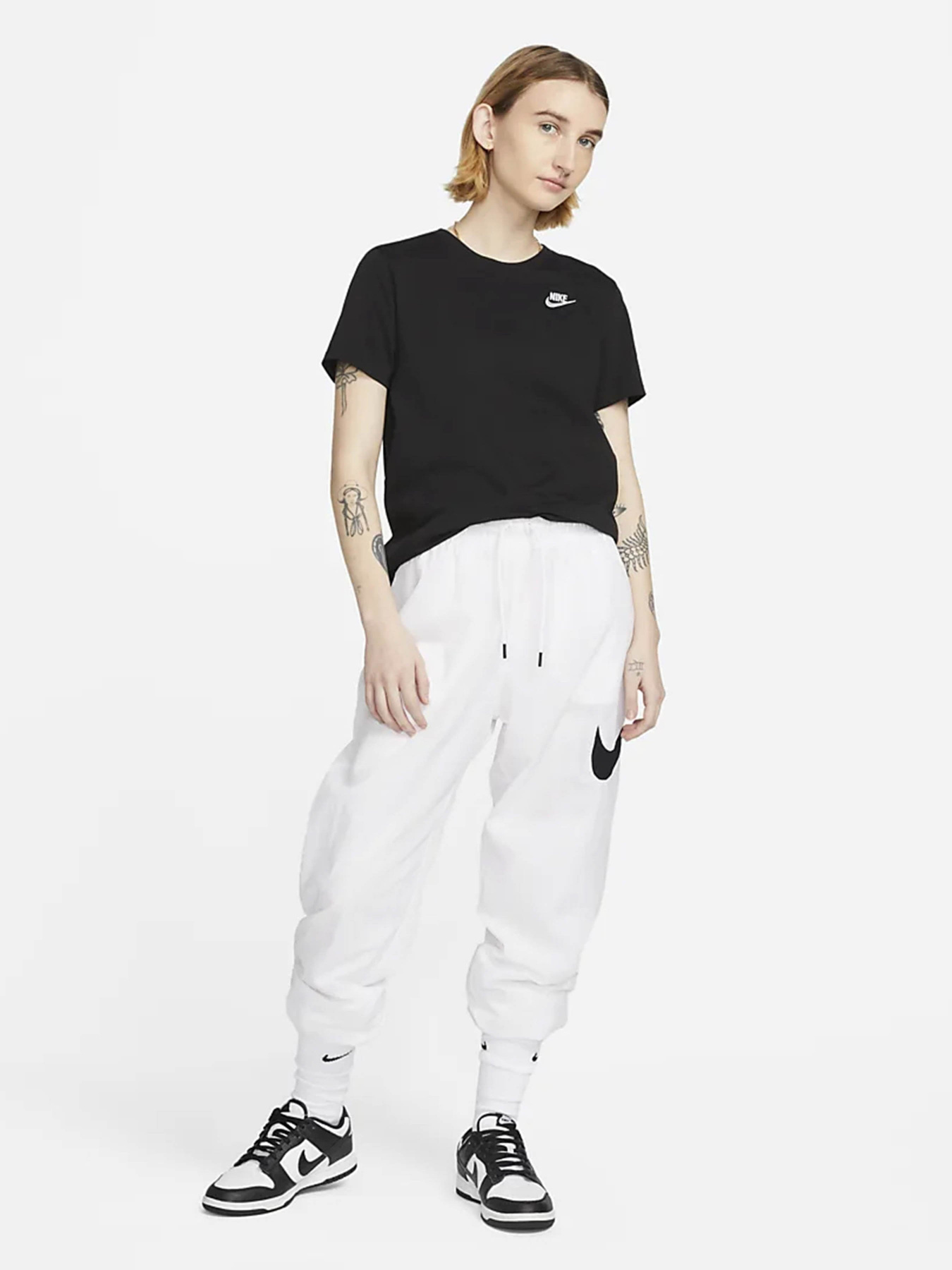 Футболка NIKE Sportswear Club Essentials модель DX7902-010 Фото